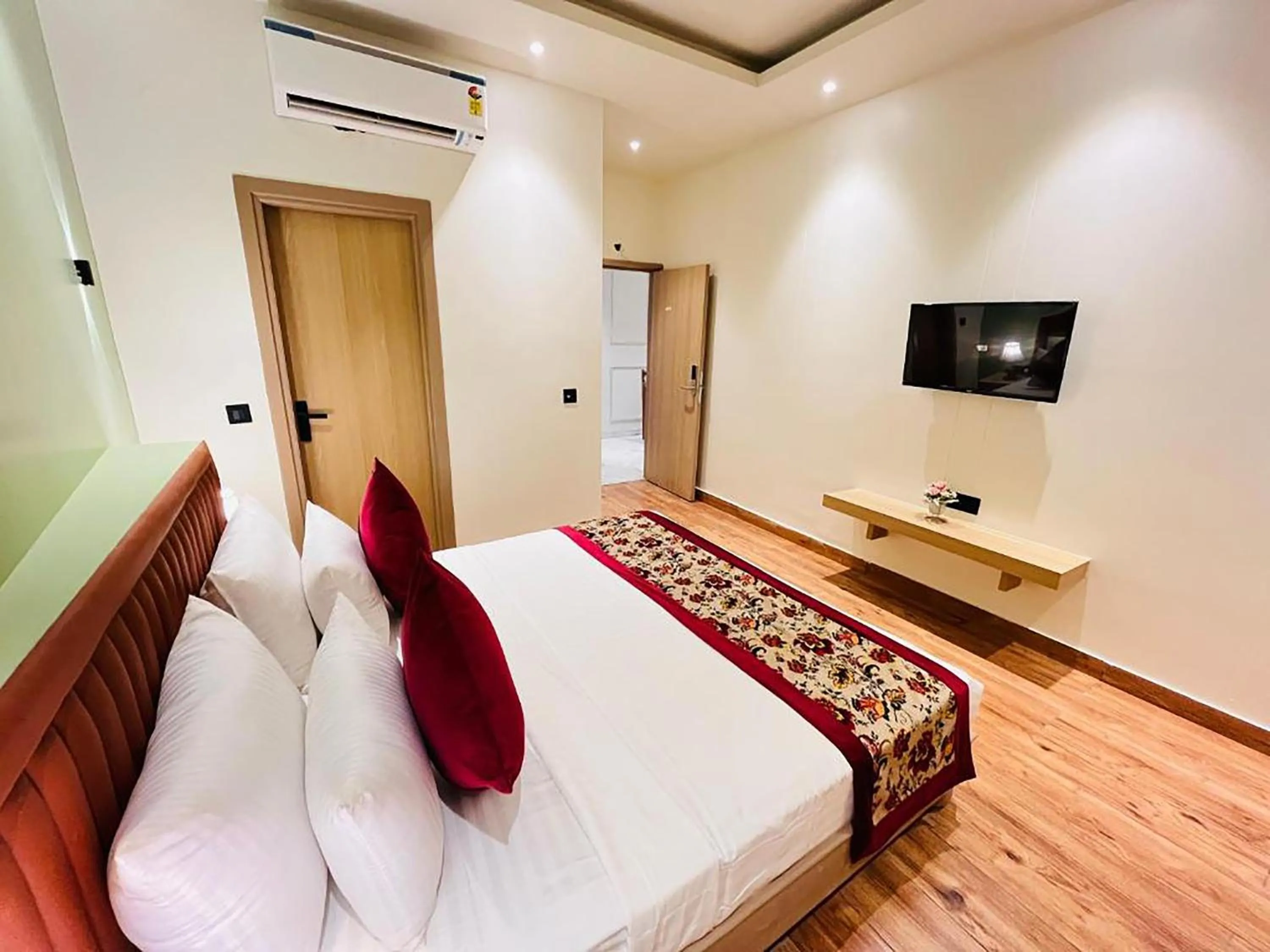 Communal lounge/ TV room in Hotel Punj E Tara Anand Vihar Vaishali Ghaziabad