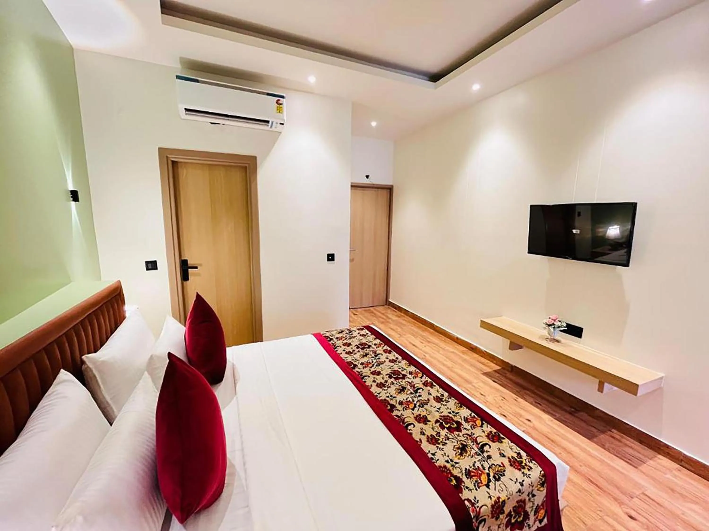 Communal lounge/ TV room in Hotel Punj E Tara Anand Vihar Vaishali Ghaziabad