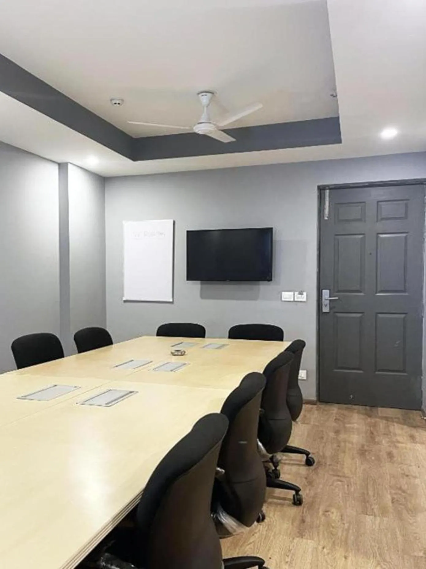 TV and multimedia in The Roseman Hotel & Suites