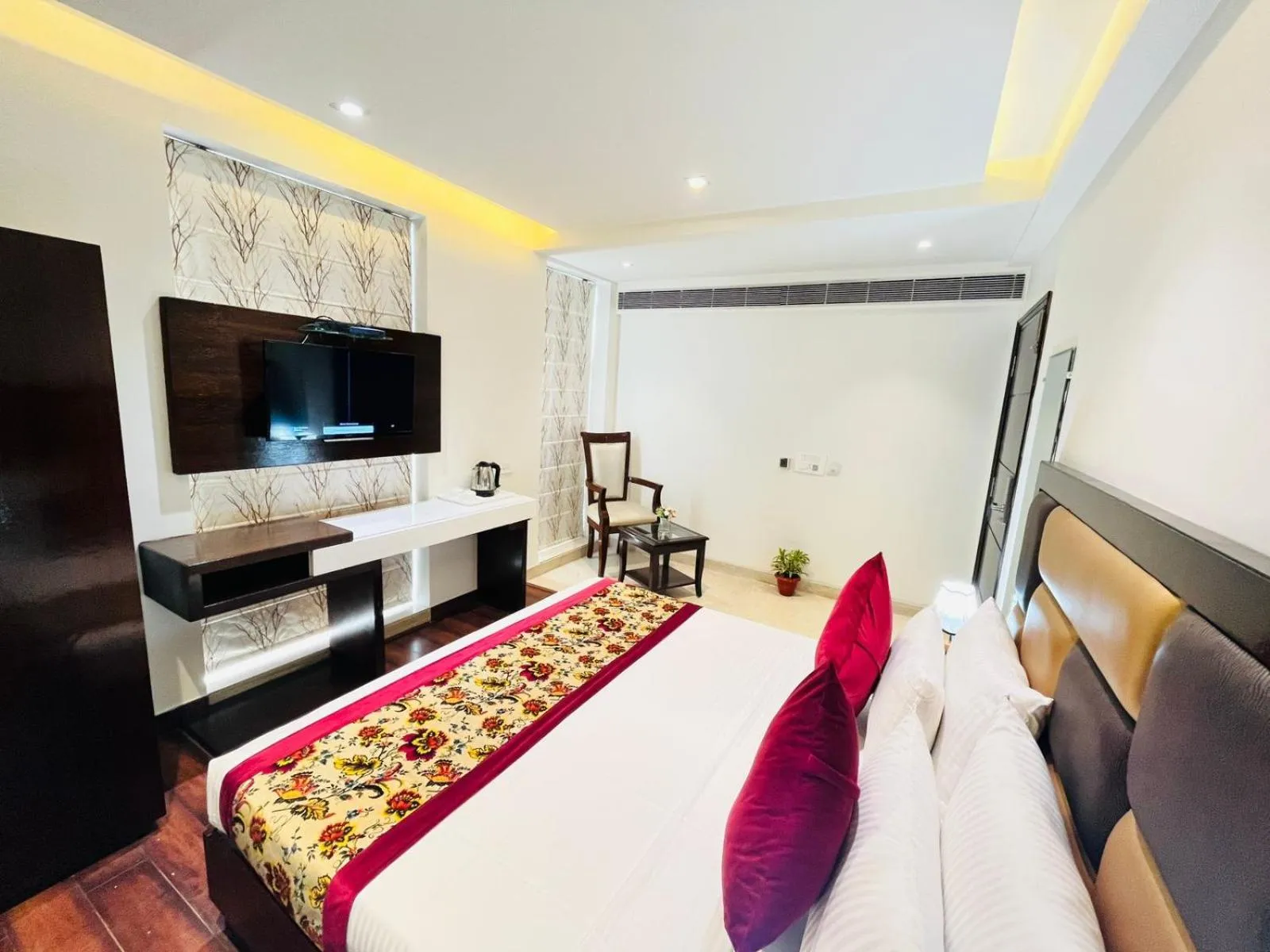 Communal lounge/ TV room in Hotel Grand Stay