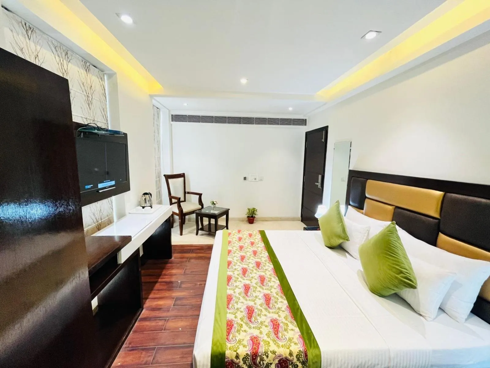 Communal lounge/ TV room in Hotel Grand Stay