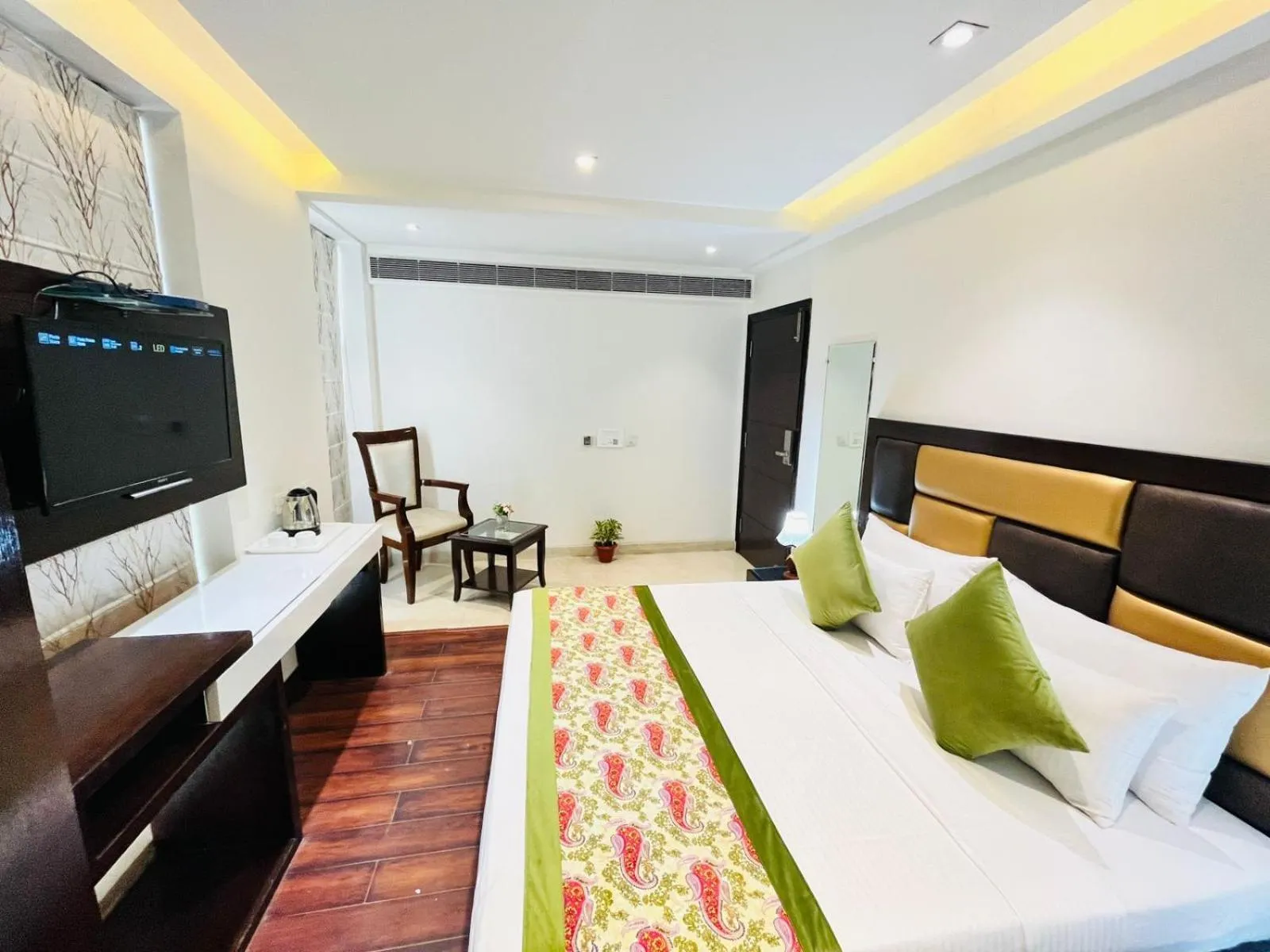 Communal lounge/ TV room in Hotel Grand Stay