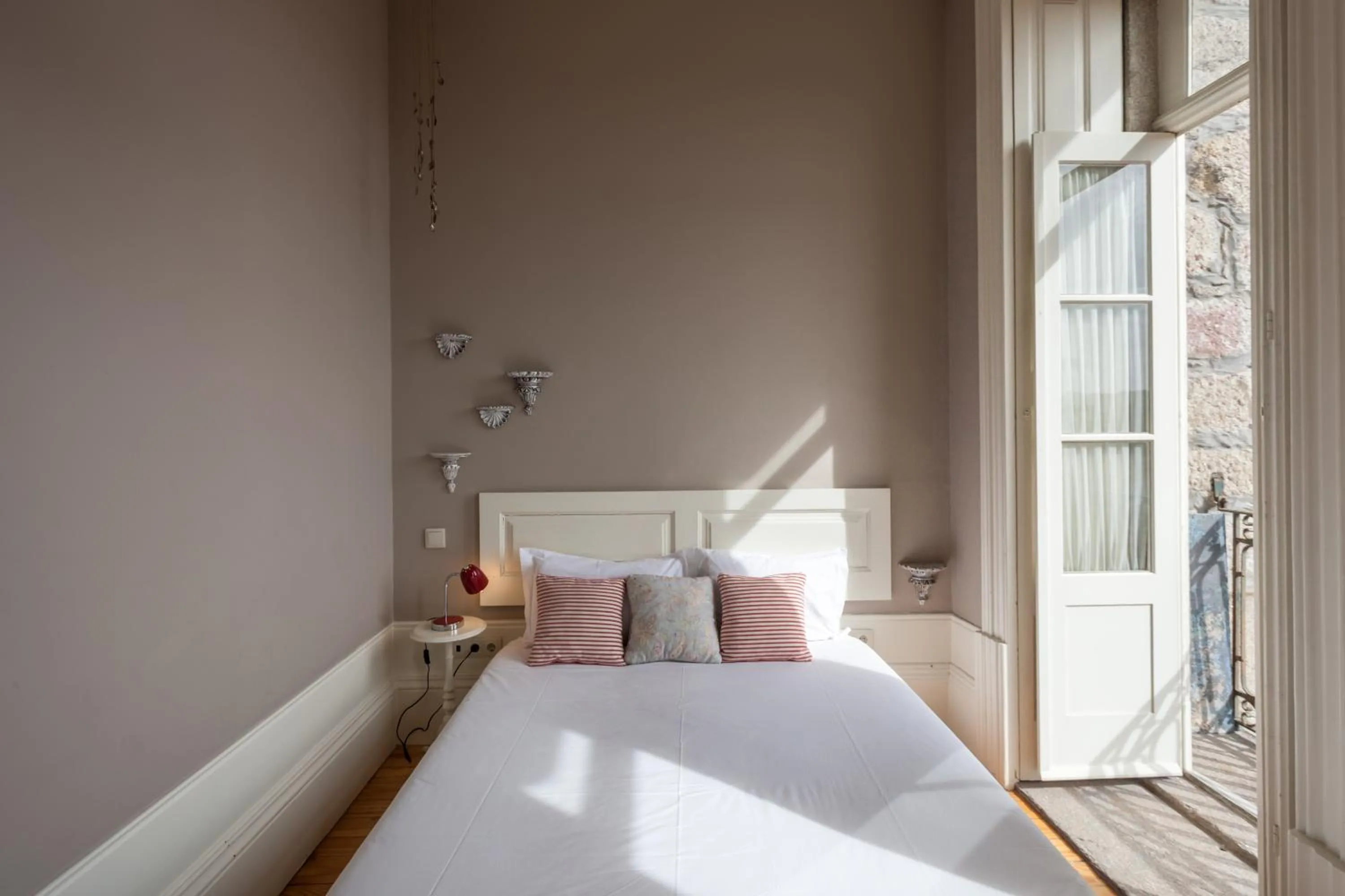 Photo of the whole room, Bed in Being Porto Hostel