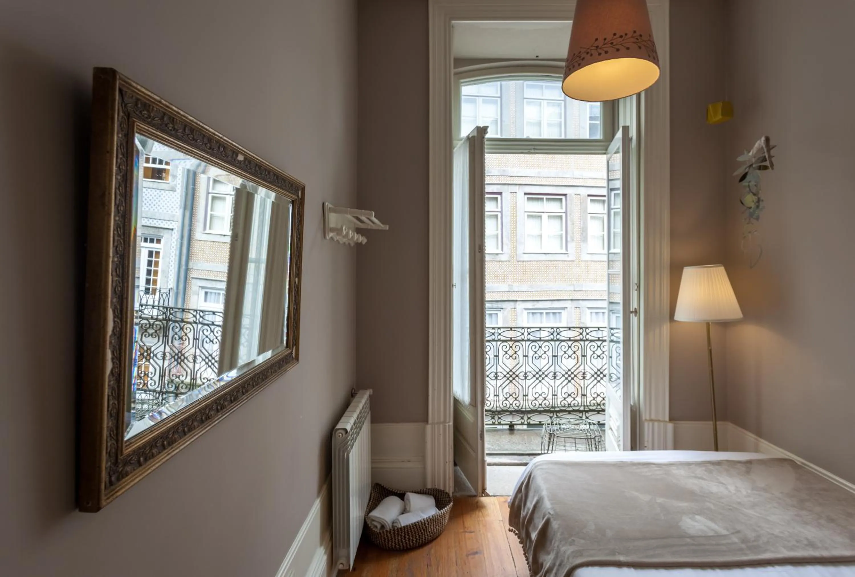 Photo of the whole room, Bed in Being Porto Hostel