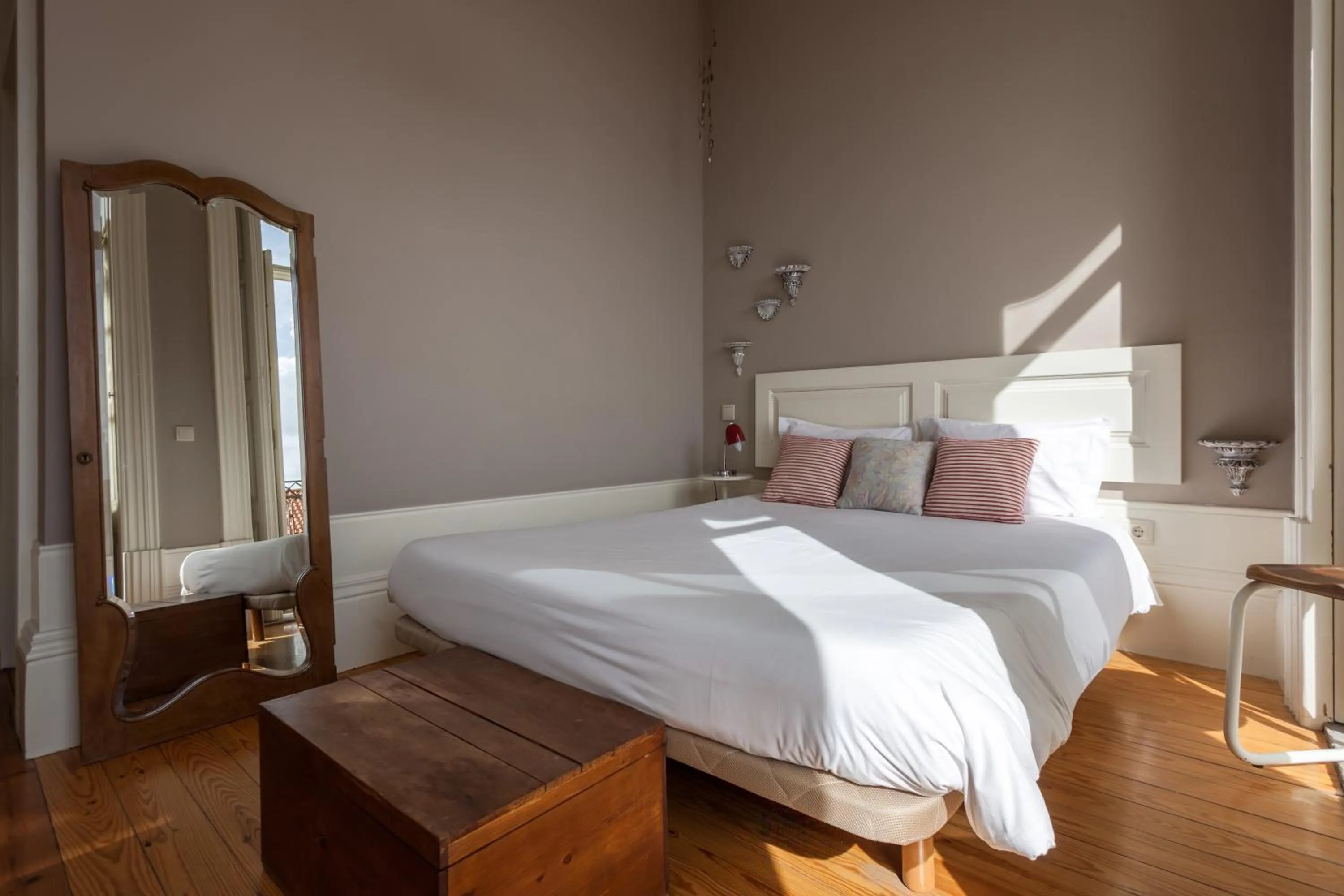 Photo of the whole room, Bed in Being Porto Hostel