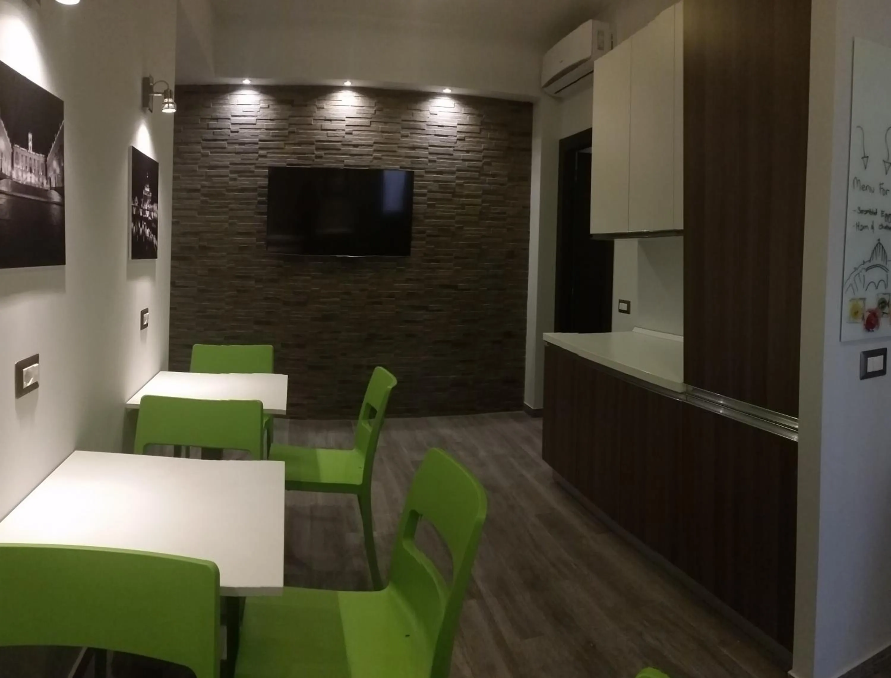 Communal lounge/ TV room, TV/Entertainment Center in Pianeta Roma