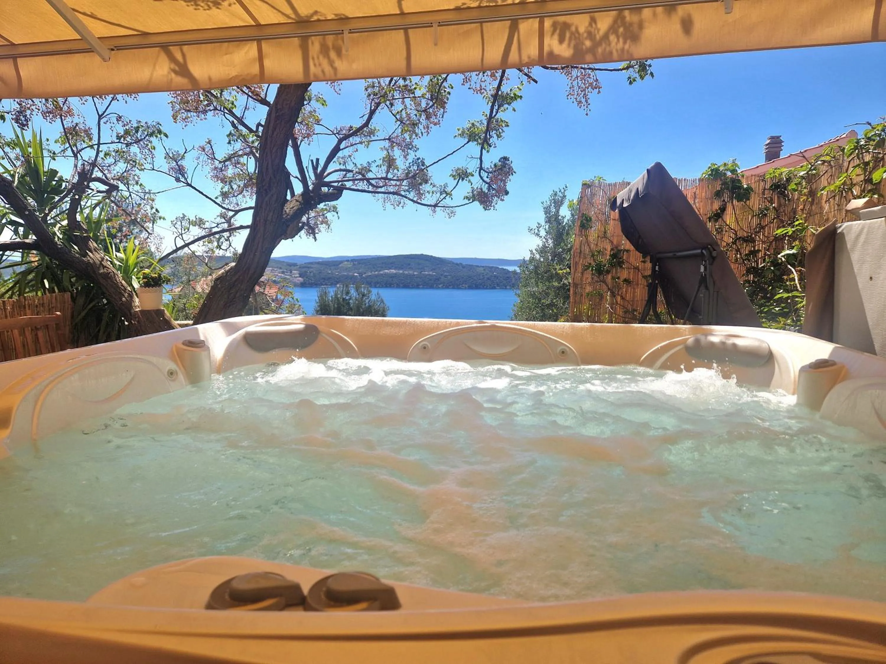 Hot Tub in Apartment Elza
