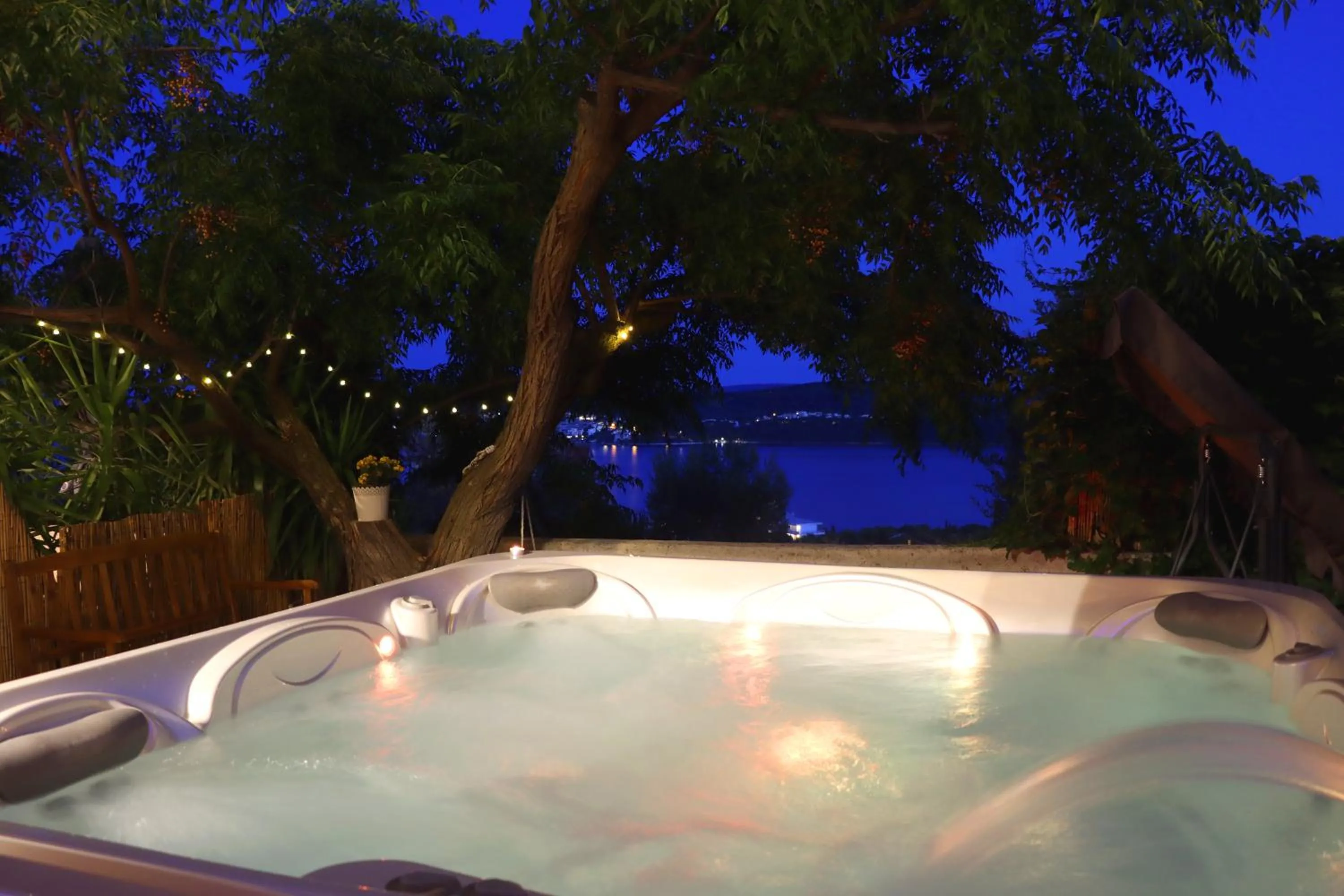 Hot Tub in Apartment Elza