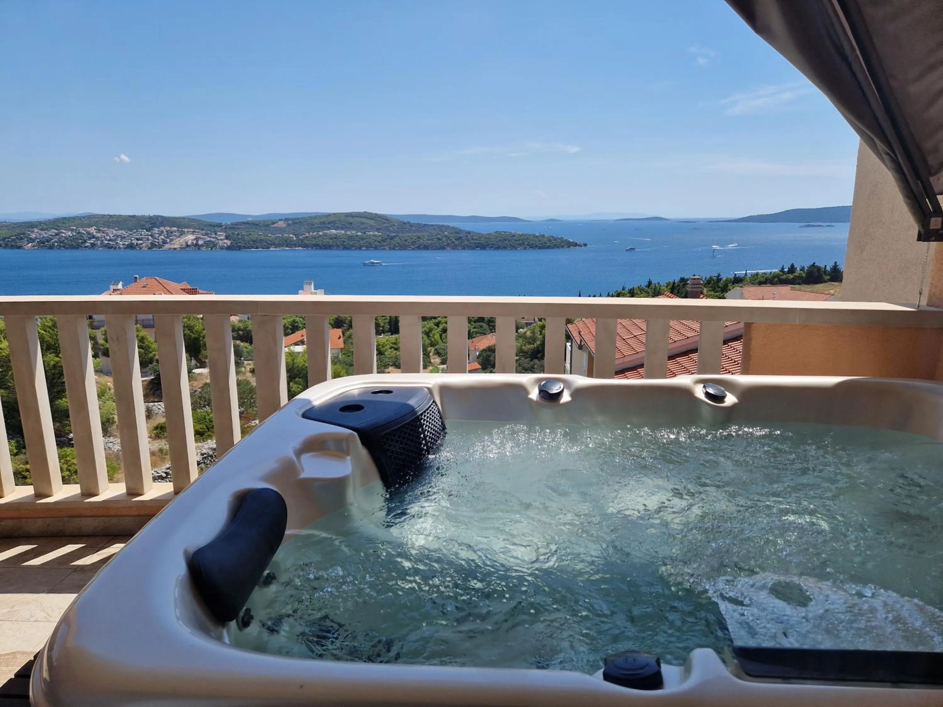 Hot Tub in Apartment Elza