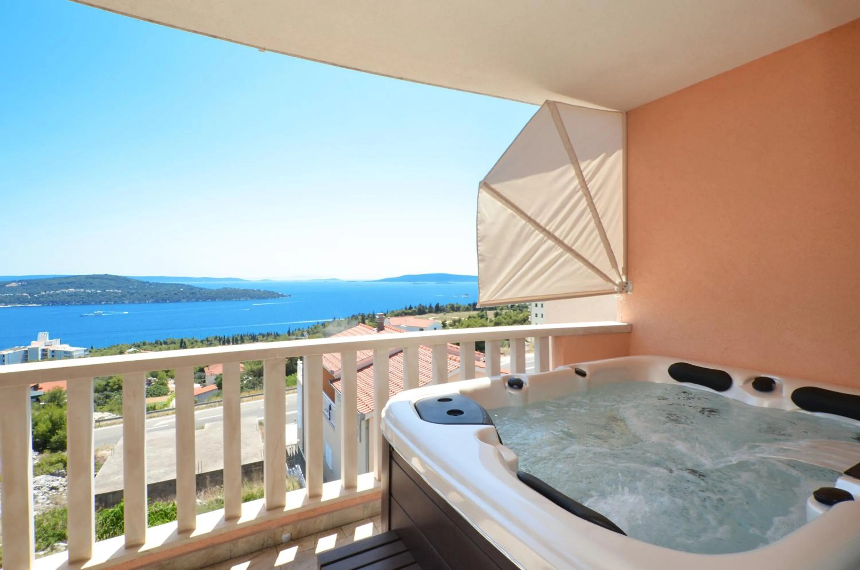 Hot Tub in Apartment Elza