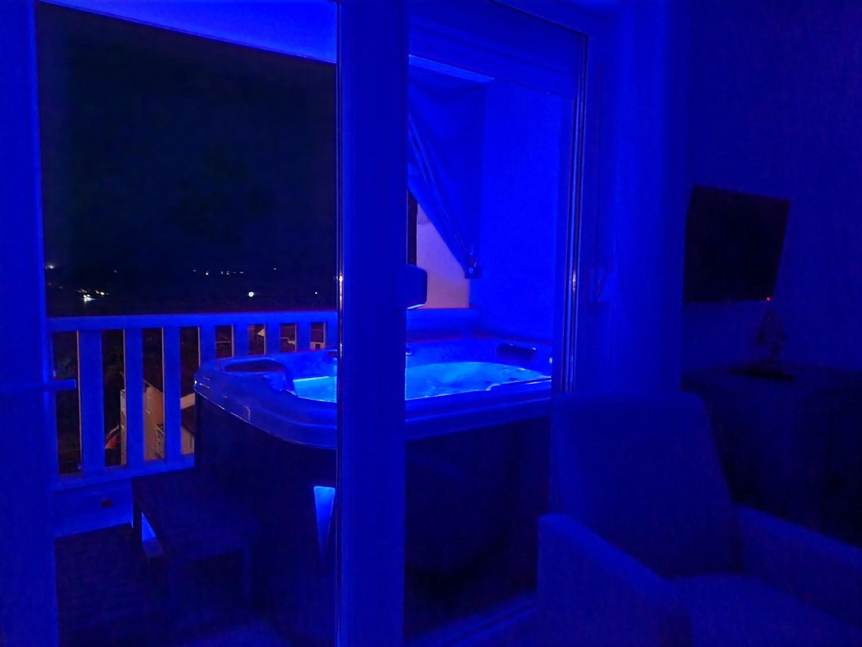 Hot Tub, Bed in Apartment Elza