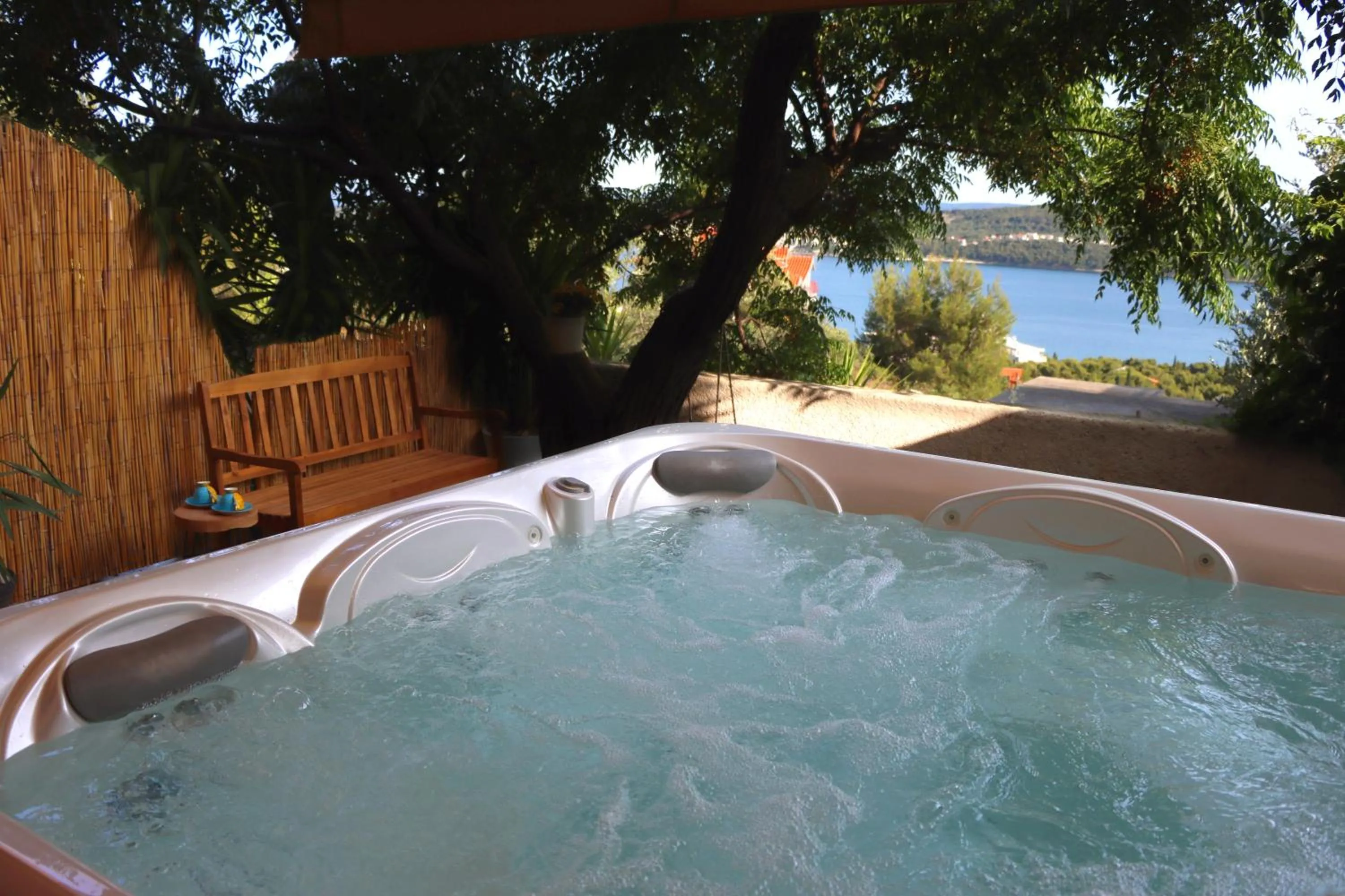 Hot Tub in Apartment Elza