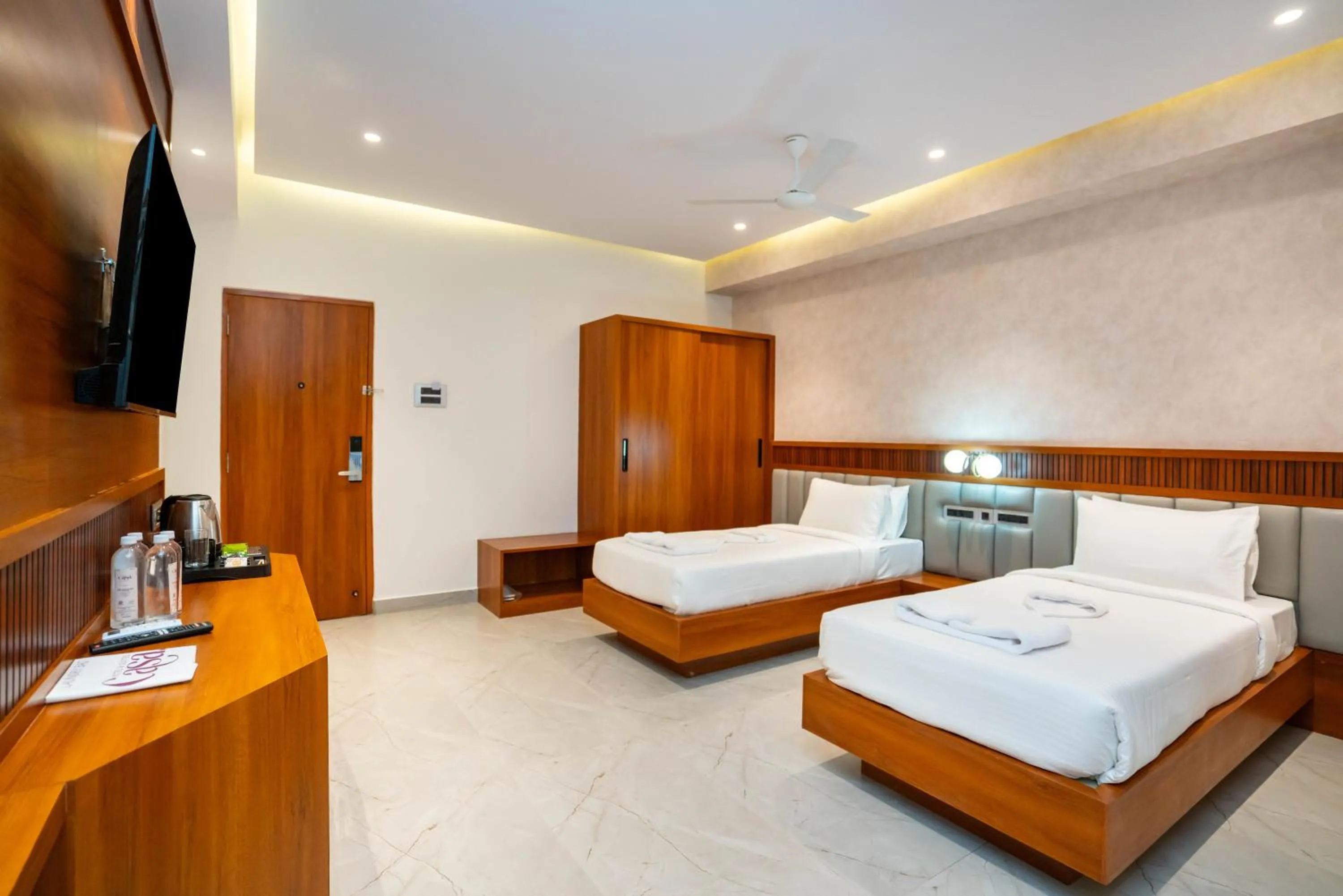TV and multimedia, Bed in Casa Hotel, Madhapur