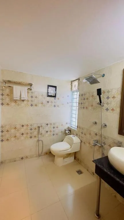 Royal Living Hotel & Suites