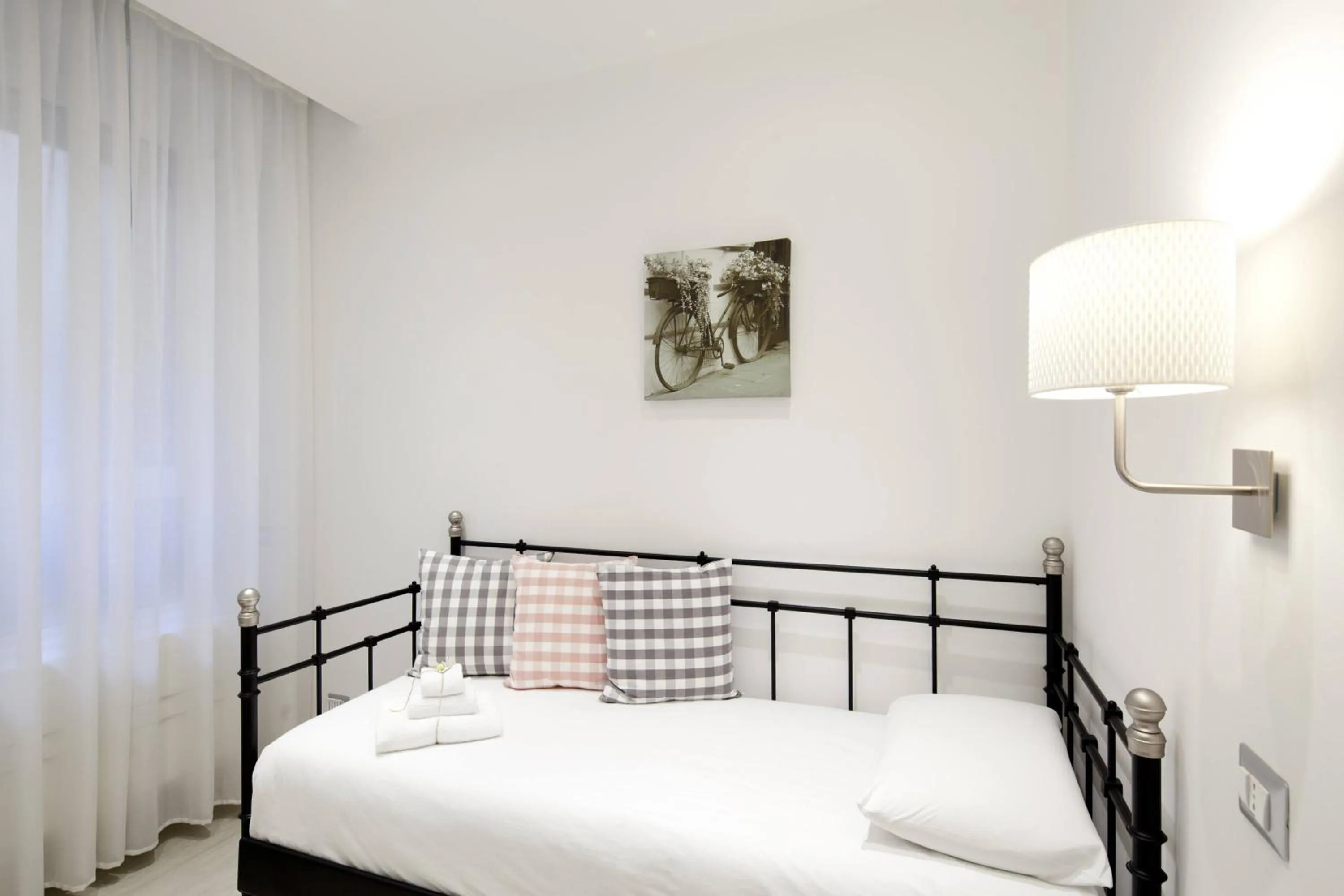 Decorative detail, Bed in Affittacamere Arosio