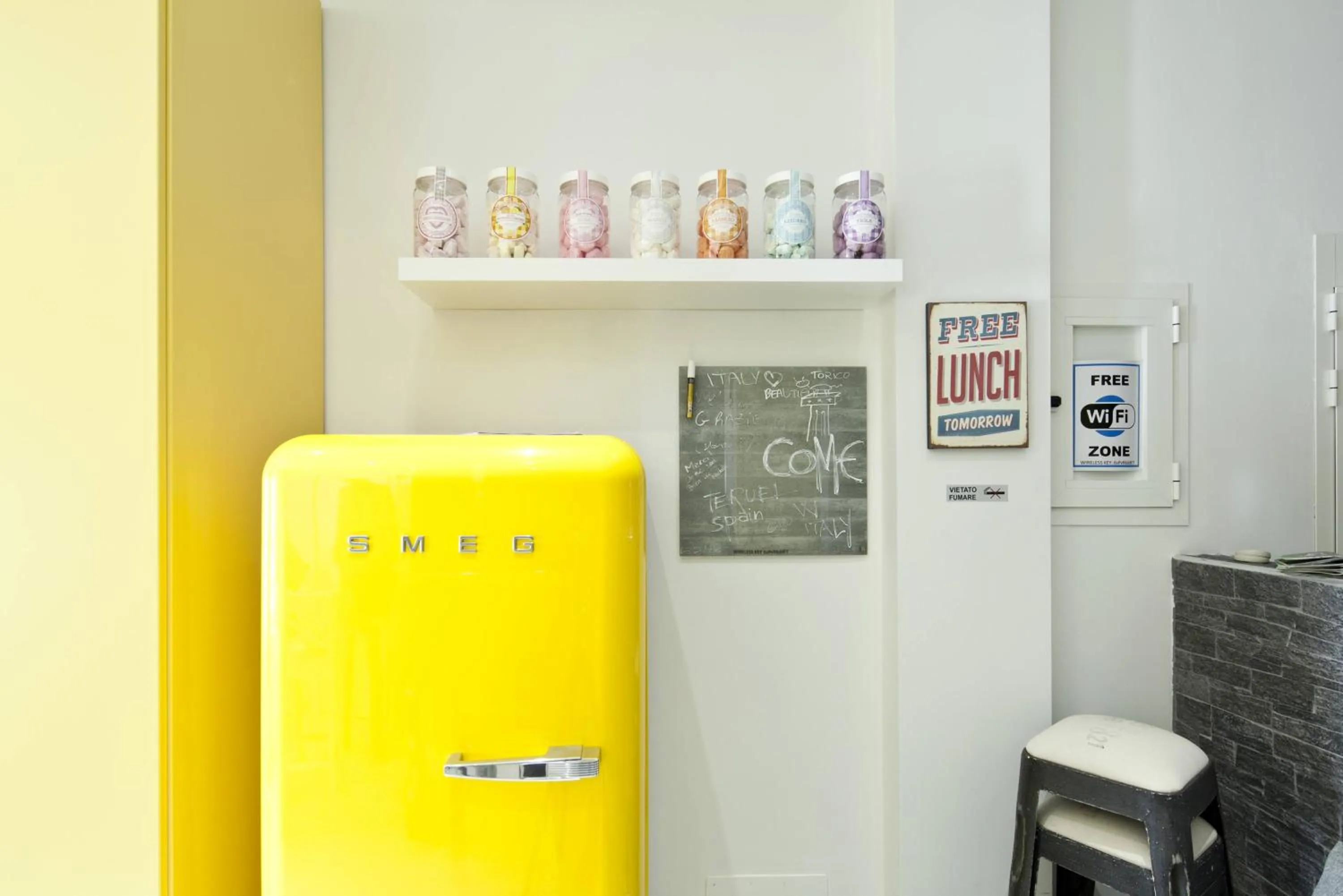 Communal kitchen in Affittacamere Arosio