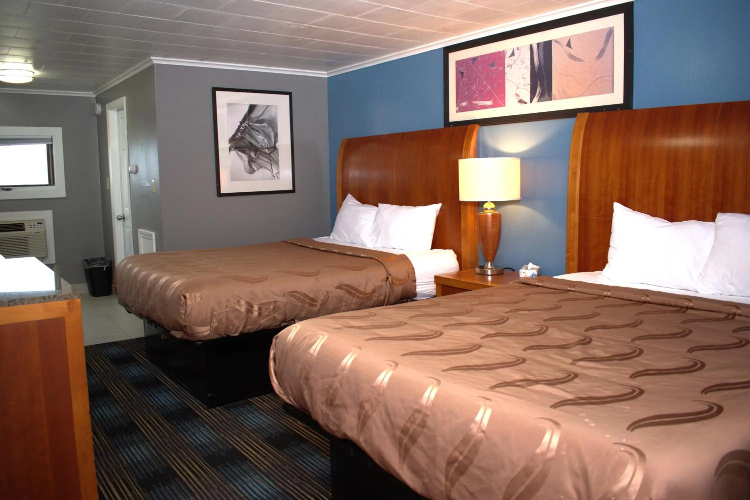 Bed in Pilgrim Inn & Cottages