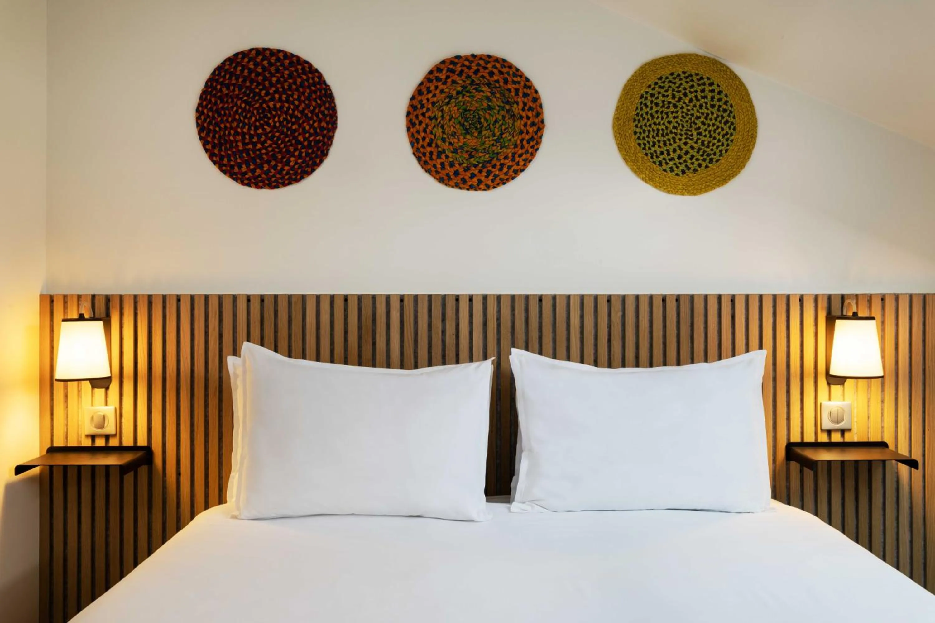 Photo of the whole room, Bed in Hôtel Korner Châtelet