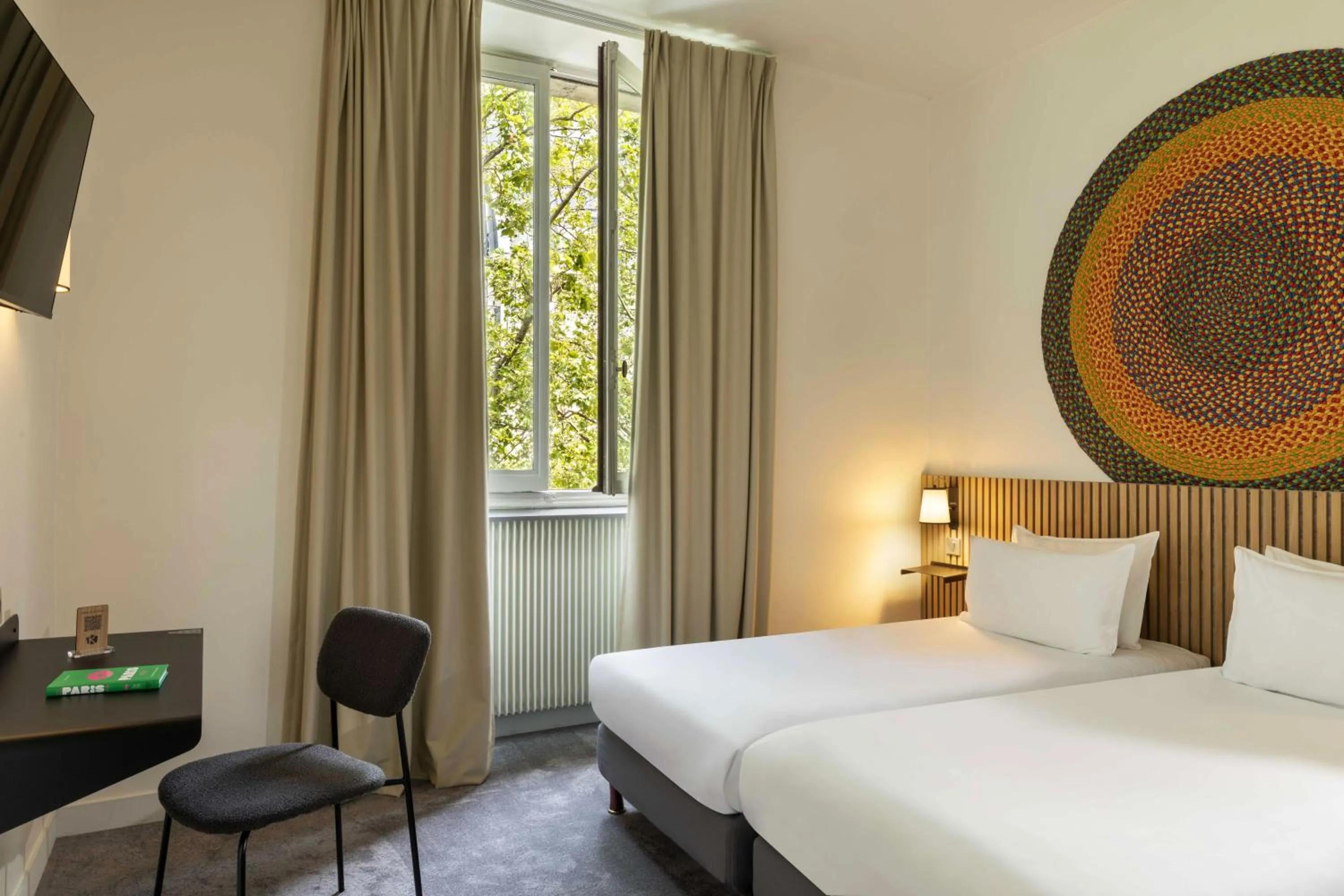 Photo of the whole room, Bed in Hôtel Korner Châtelet