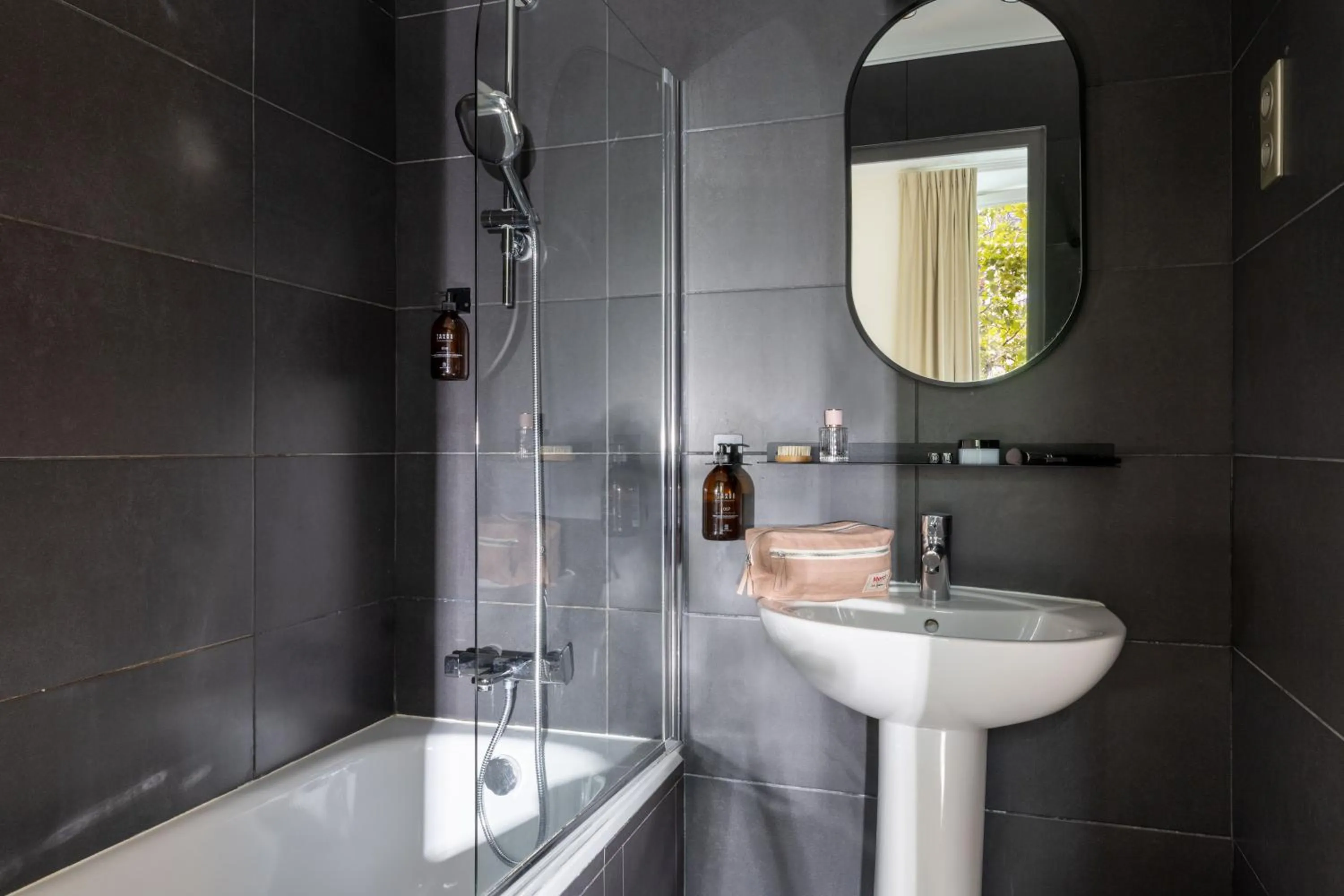 Bathroom in Hôtel Korner Châtelet
