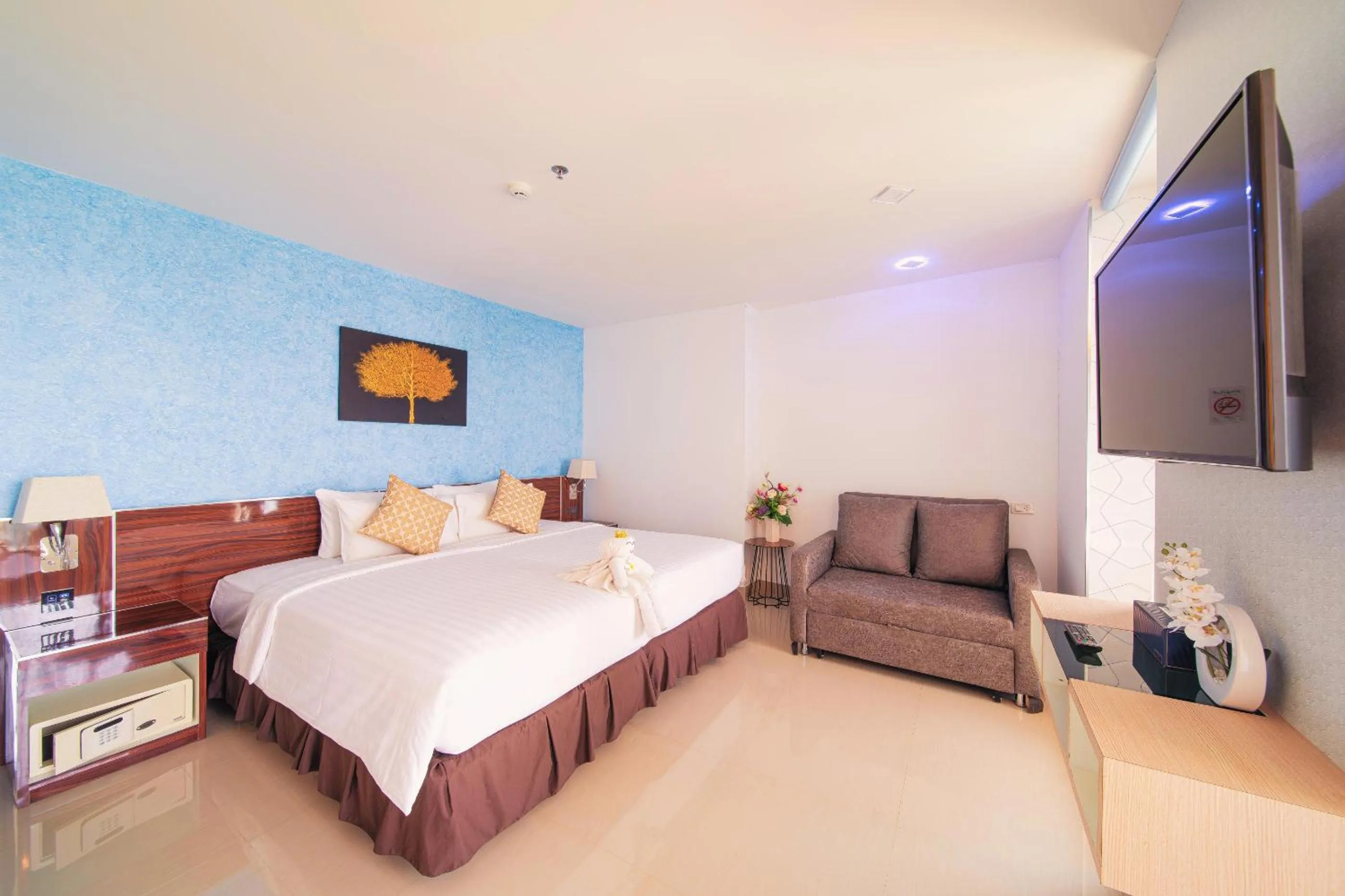 Bedroom, Bed in Royal Prince Resort Pattaya