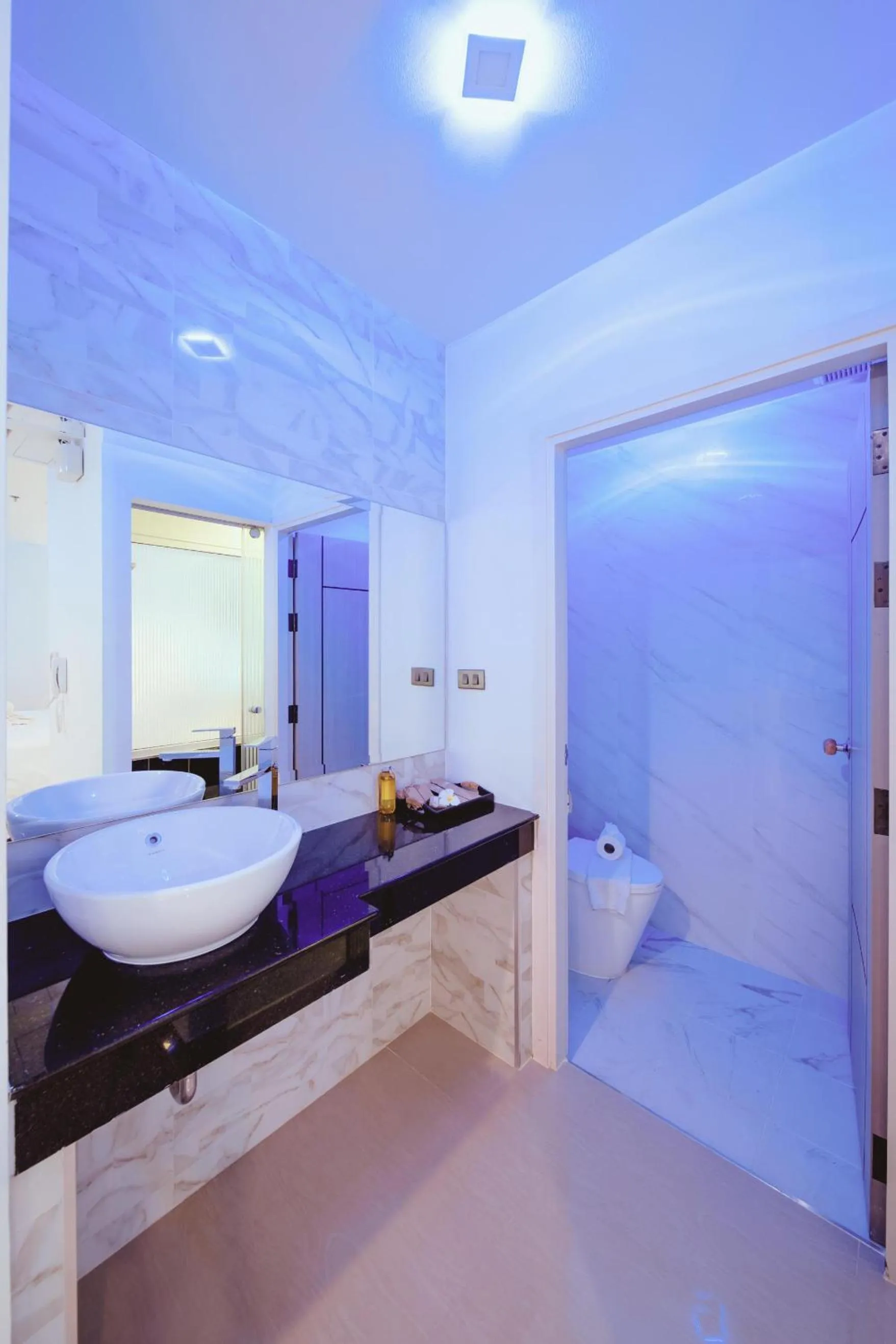Bathroom, Bed in Royal Prince Resort Pattaya