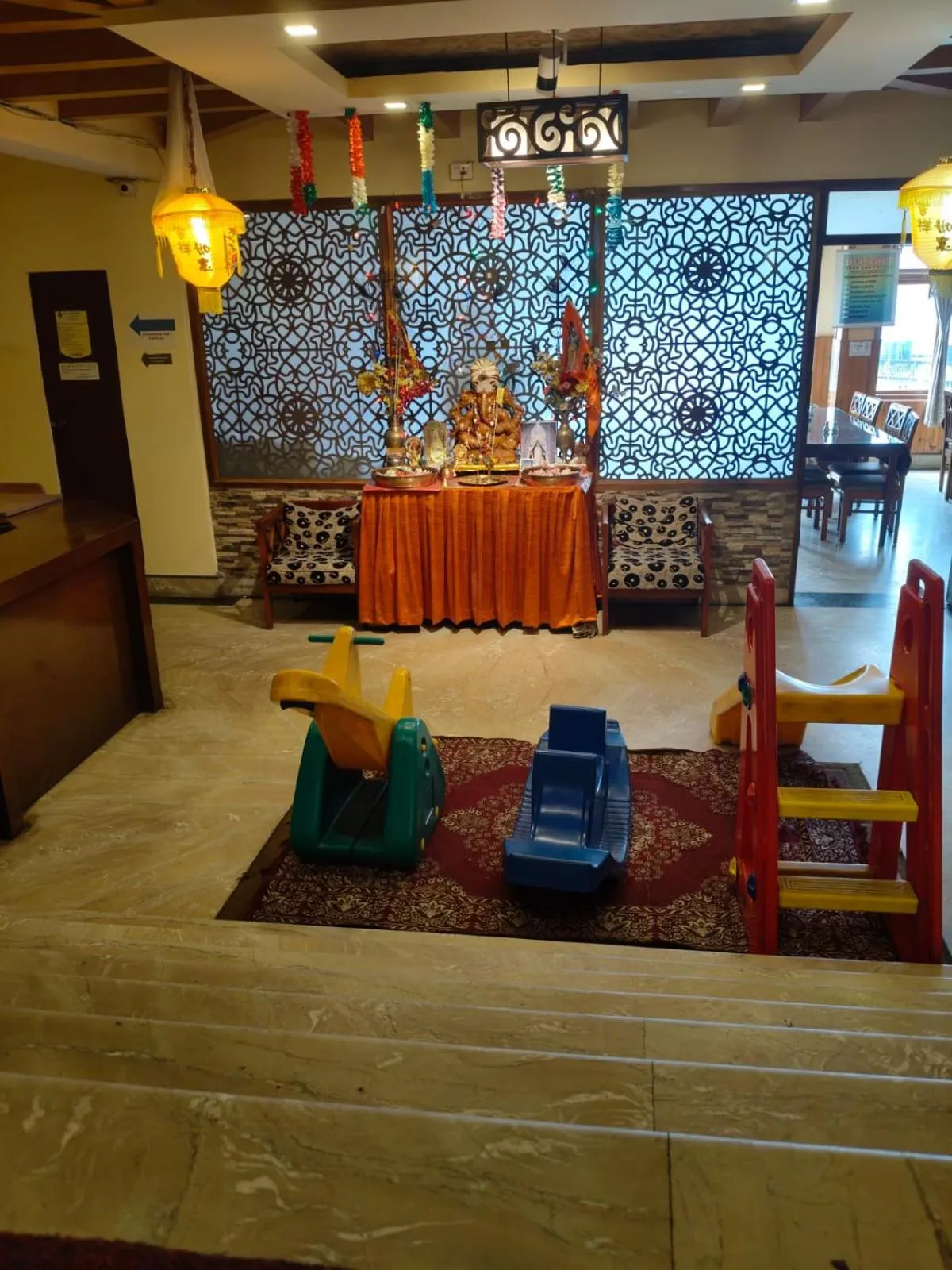 Restaurant/places to eat in Hotel Utpala