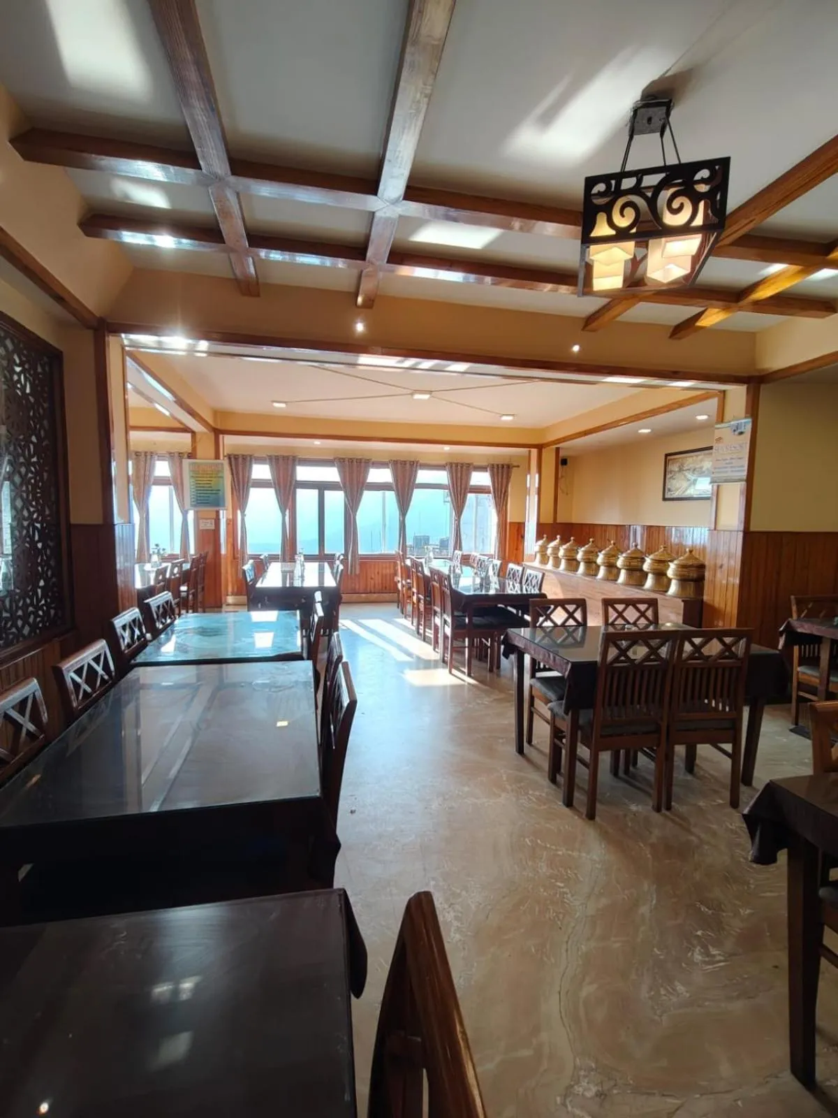 Restaurant/places to eat in Hotel Utpala