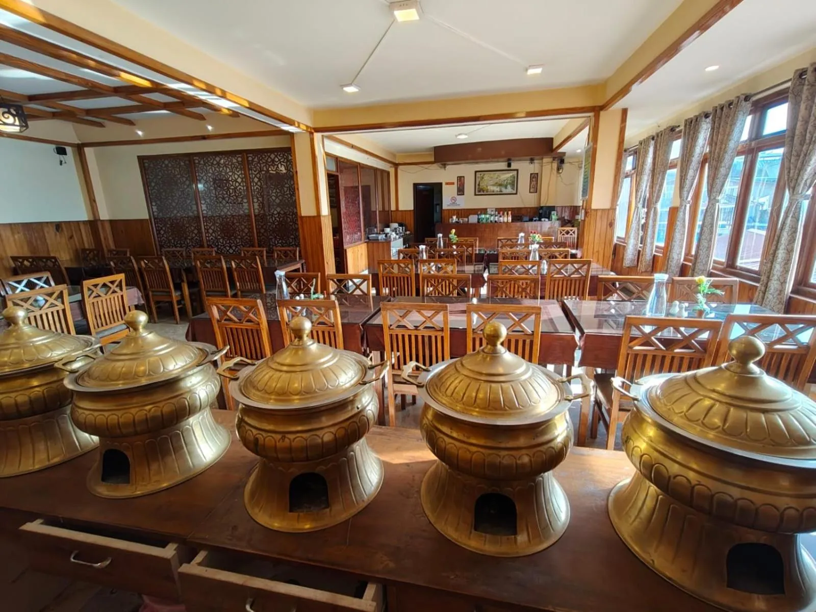 Restaurant/places to eat in Hotel Utpala