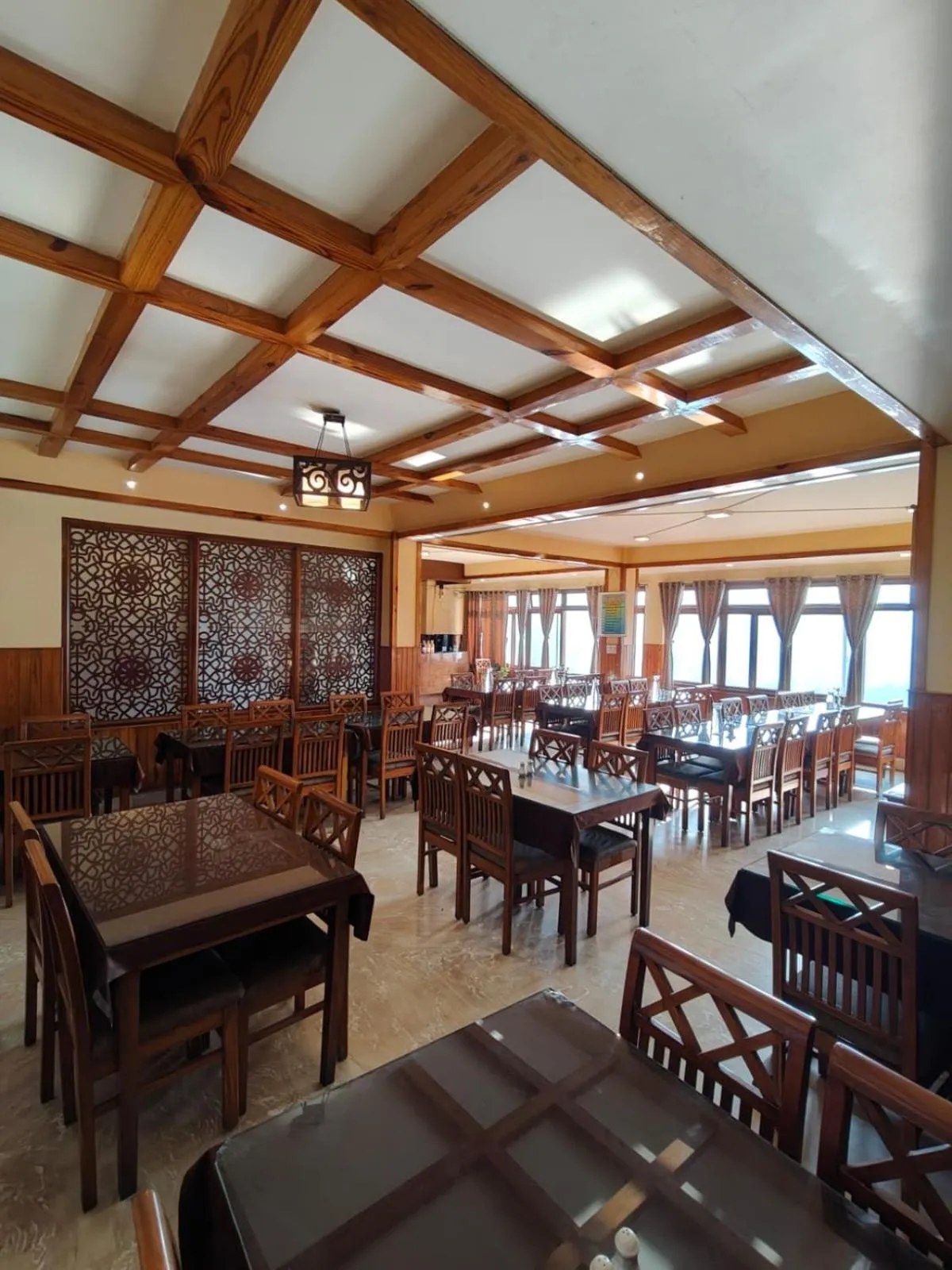 Restaurant/places to eat in Hotel Utpala