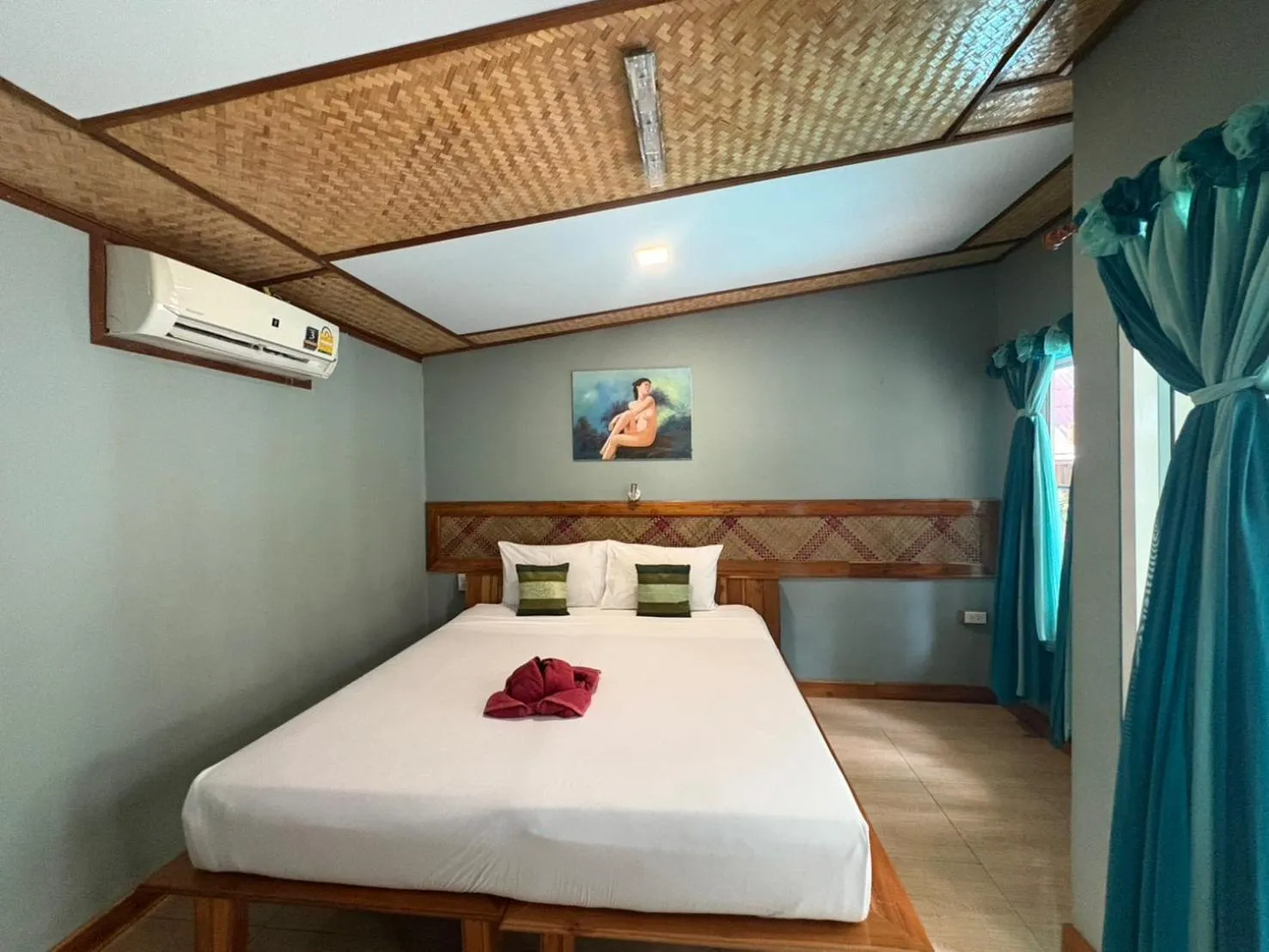 Bed in Phi Phi Ingphu Viewpoint Hotel