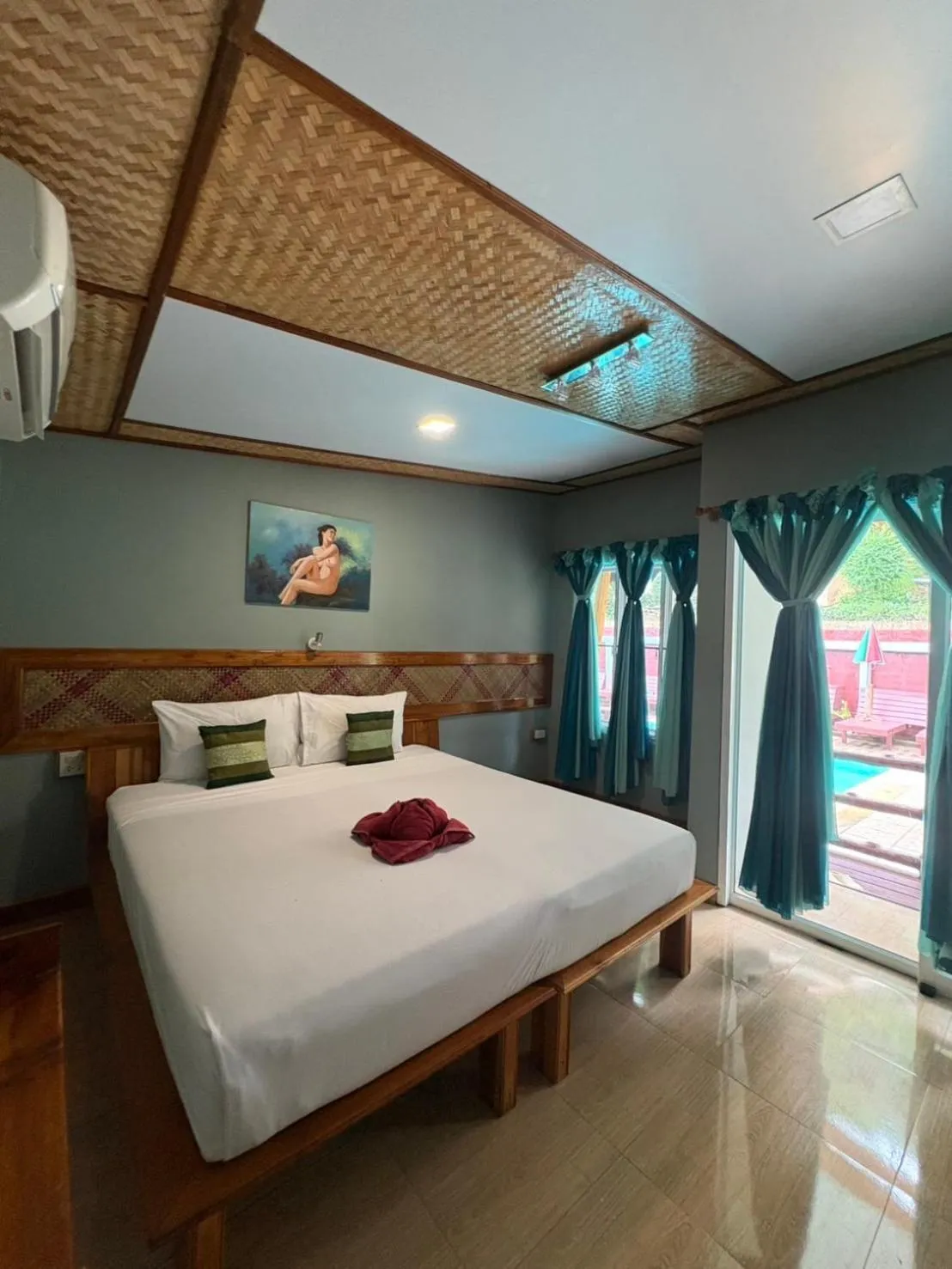 Bed in Phi Phi Ingphu Viewpoint Hotel