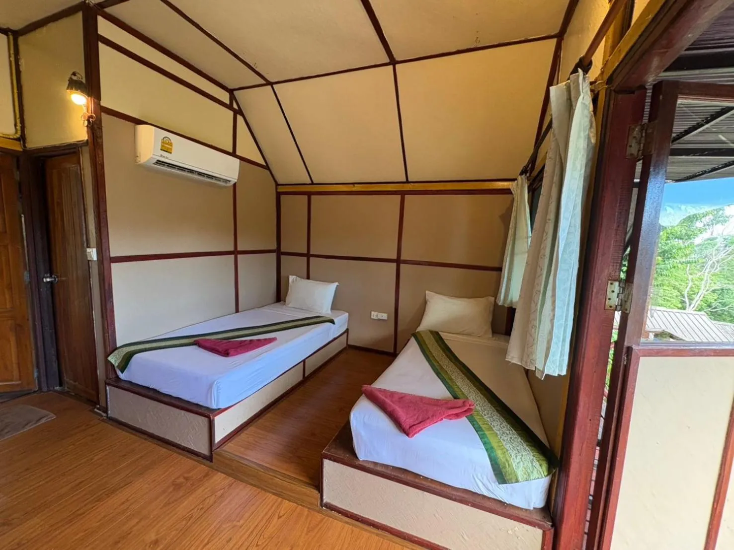 Bedroom, Bed in Phi Phi Ingphu Viewpoint Hotel