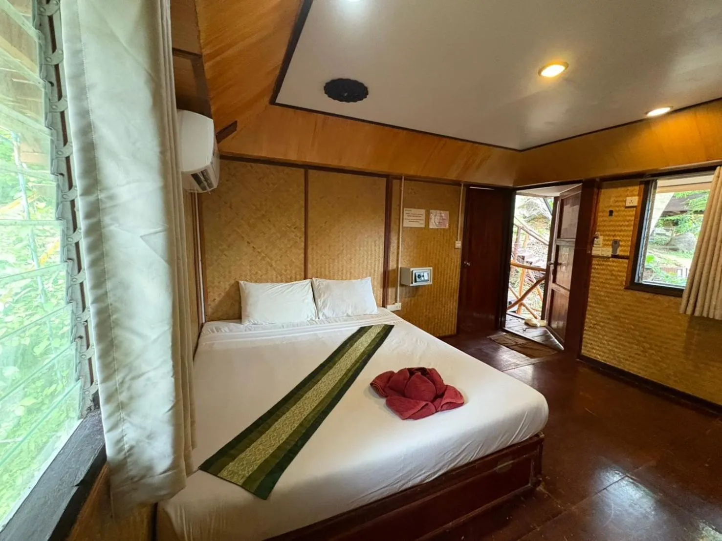 Bed in Phi Phi Ingphu Viewpoint Hotel