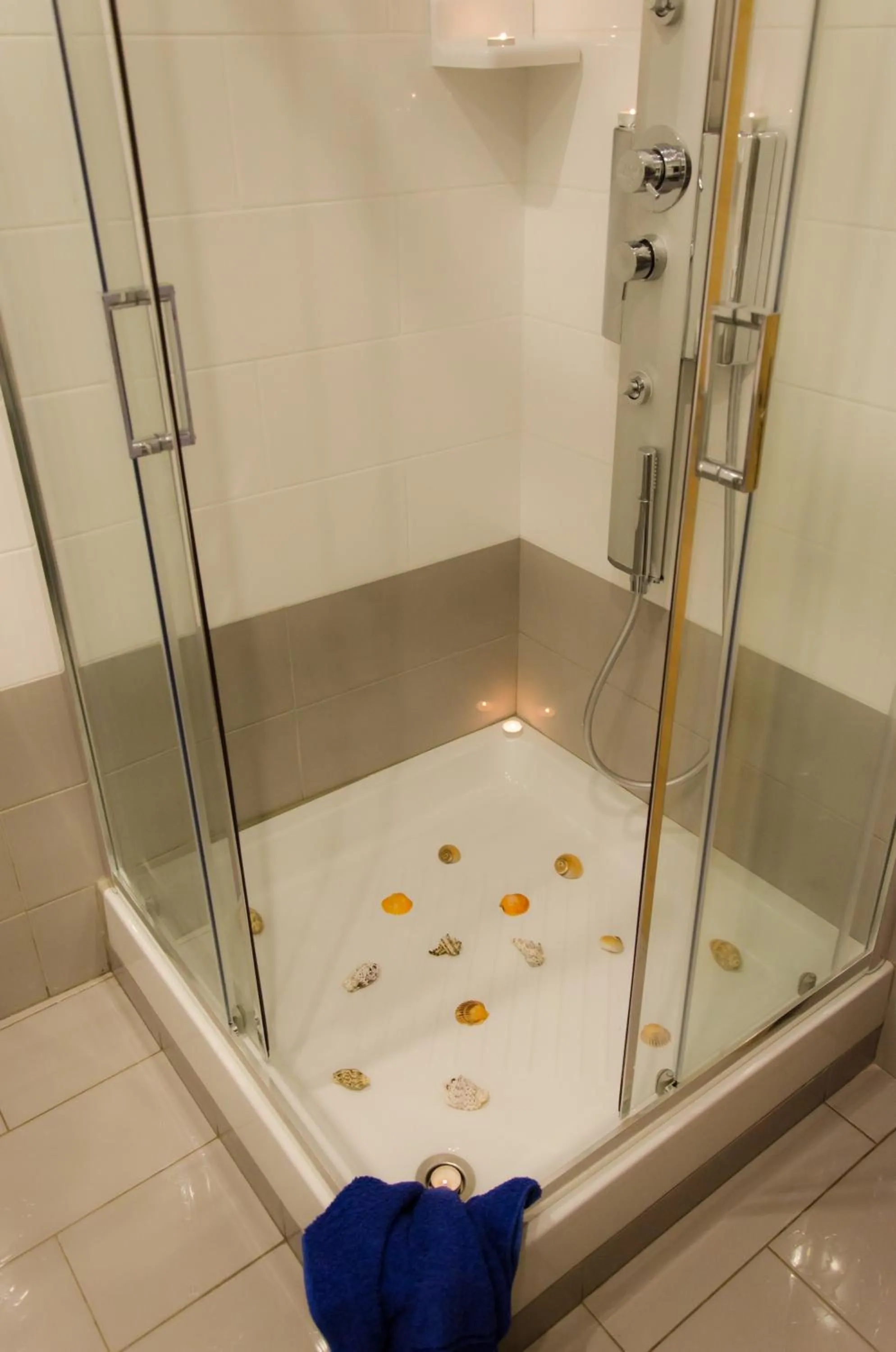 Shower in Polykratis Rooms