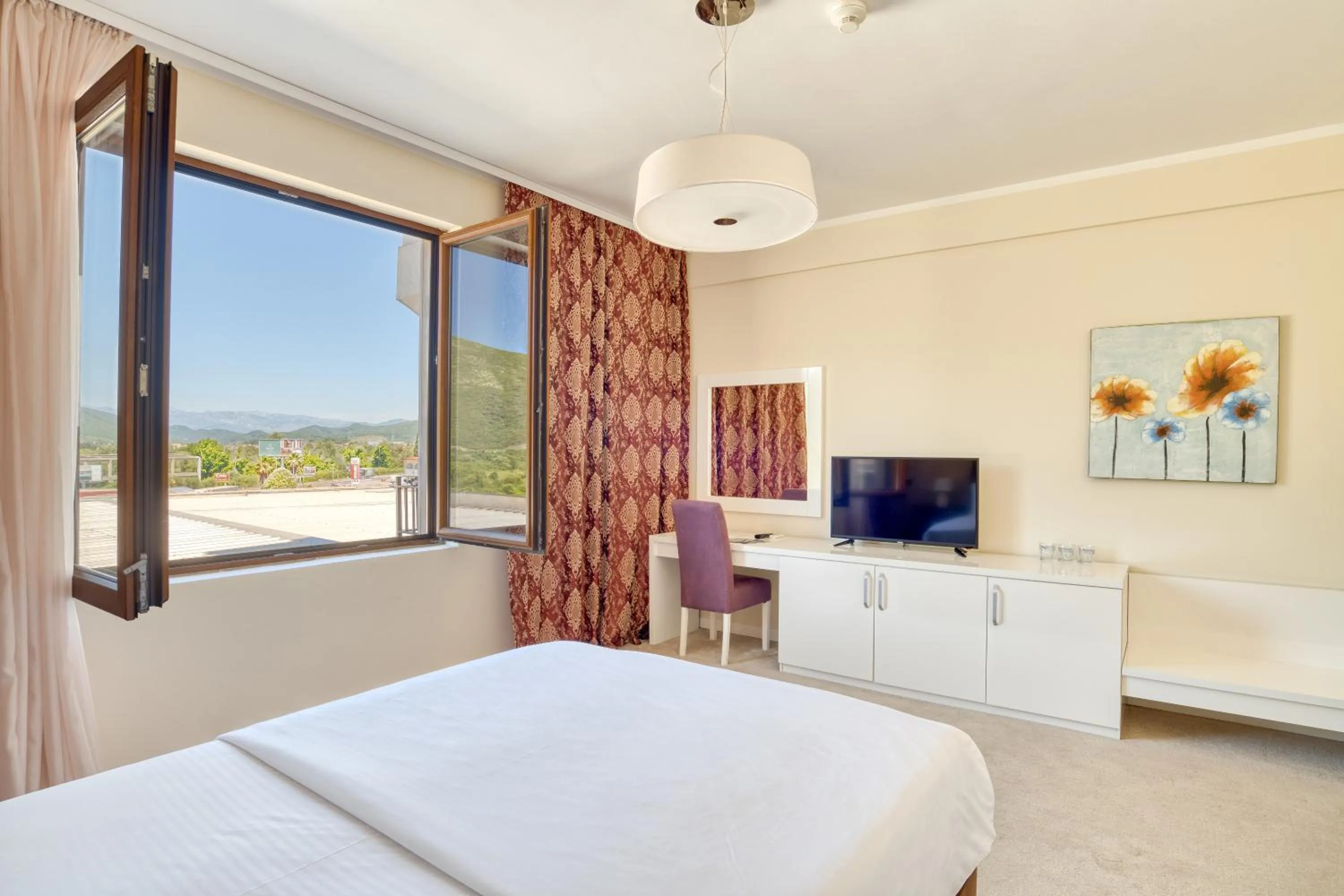 Photo of the whole room, Bed in Hotel Opera Jaz