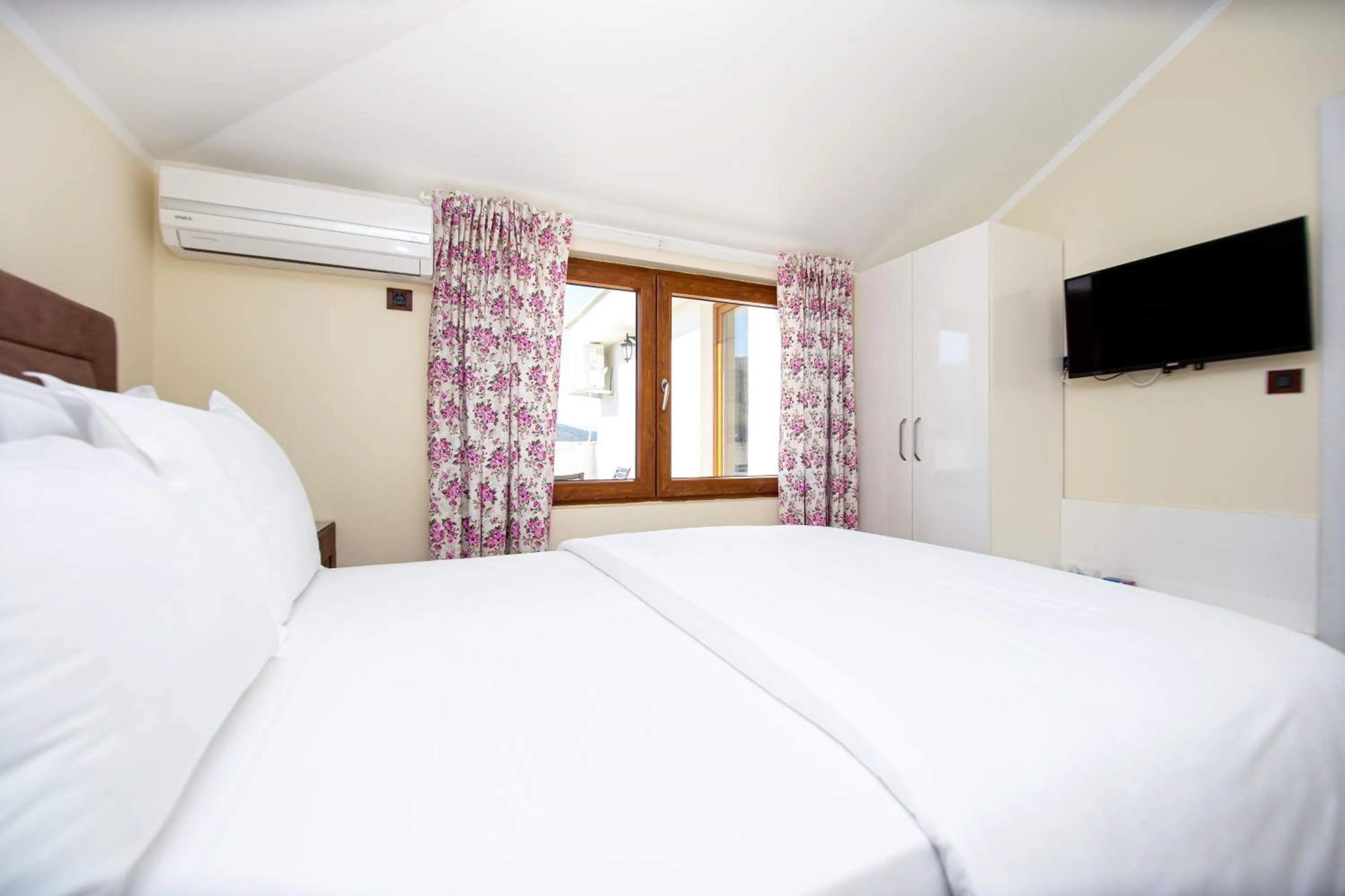 Bedroom, Bed in Hotel Opera Jaz