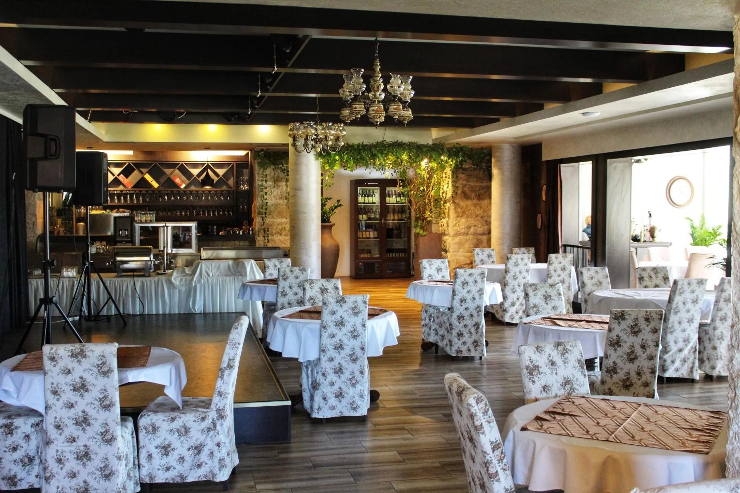 Restaurant/places to eat in Hotel Opera Jaz