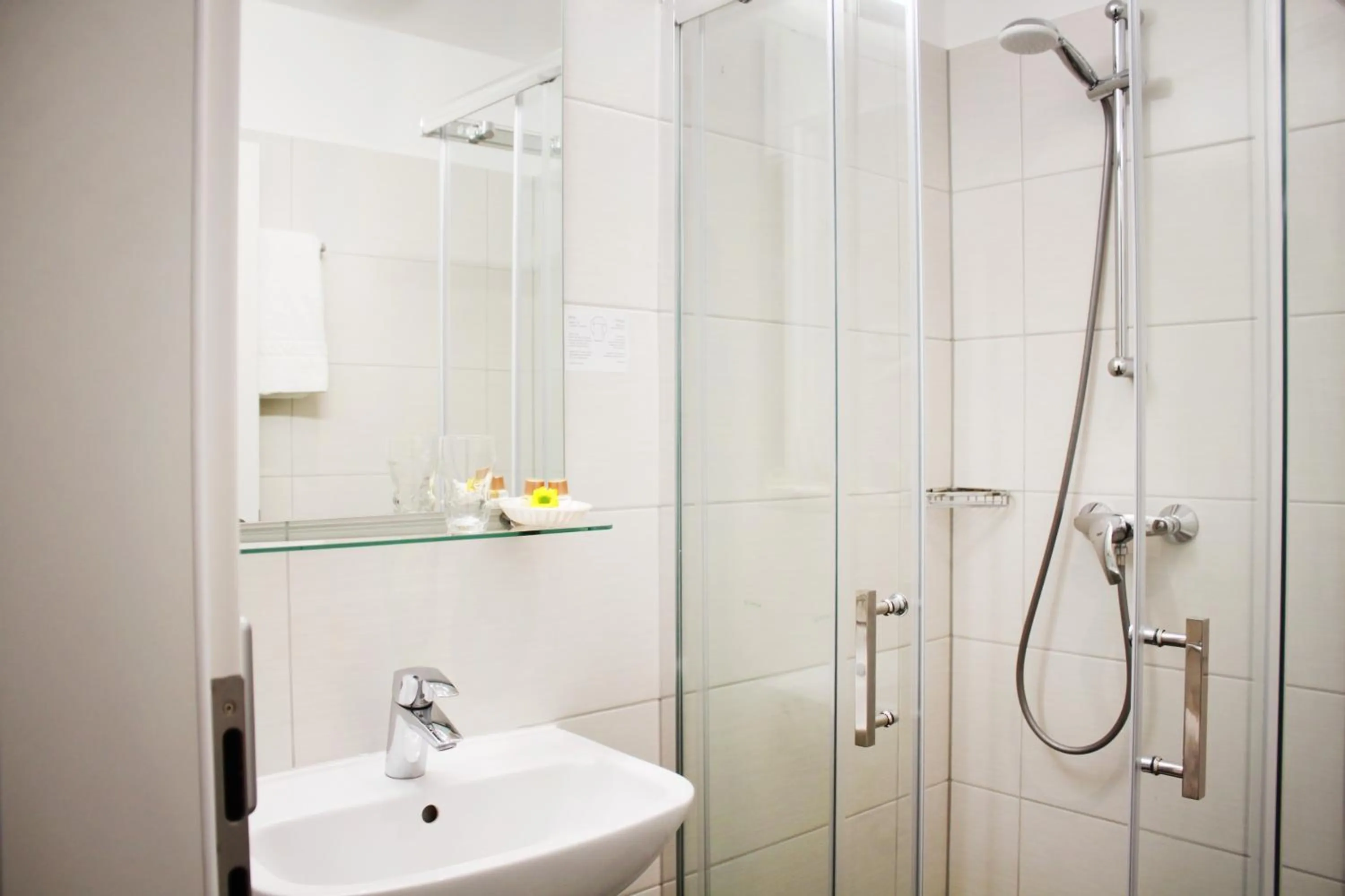 Toilet in Anor Hotel & Conference Center Frankfurt Airport