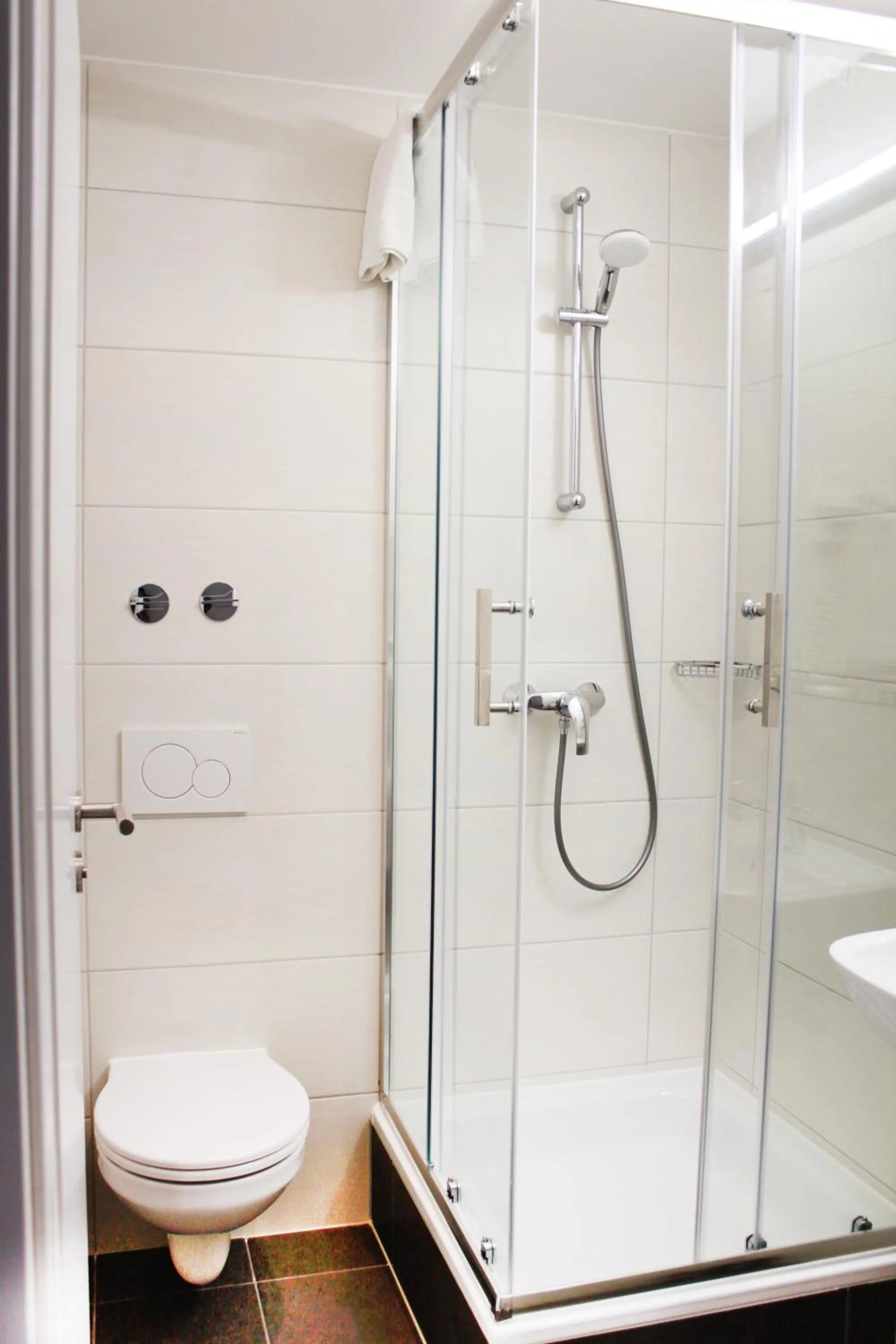 Toilet in Anor Hotel & Conference Center Frankfurt Airport