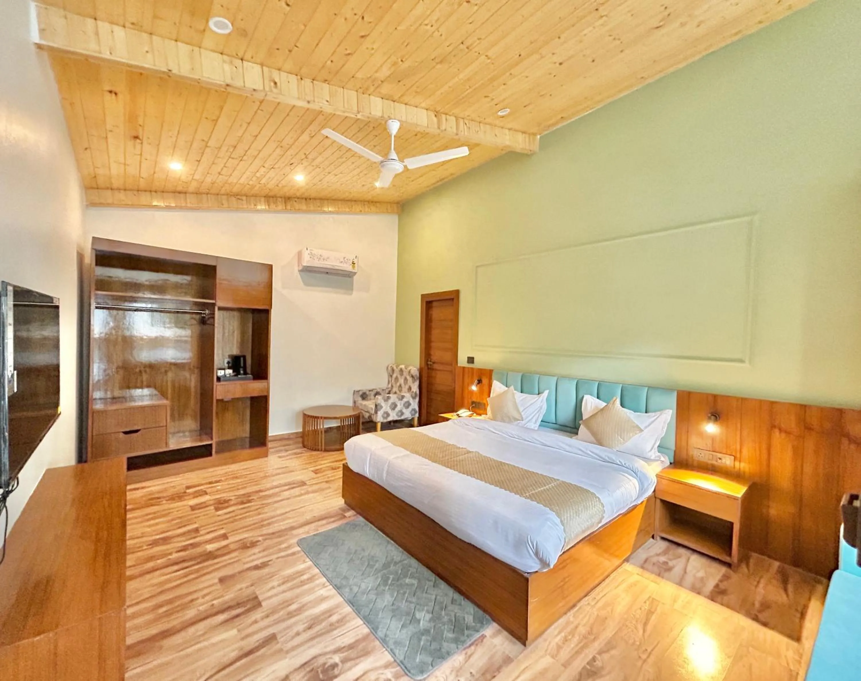 Photo of the whole room, Bed in Ravihans Aranyam - Resort & Restaurant