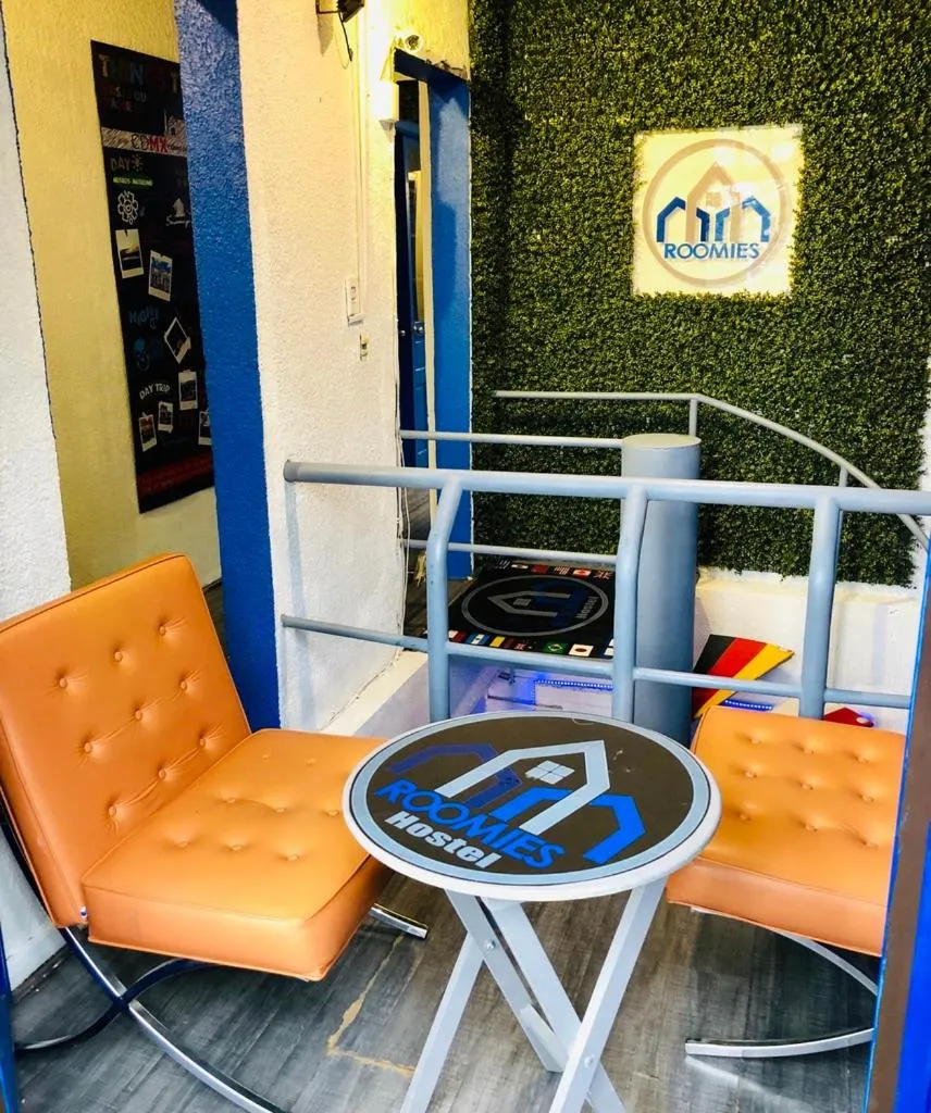 Communal lounge/ TV room in ROOMIES HOSTEL Roma