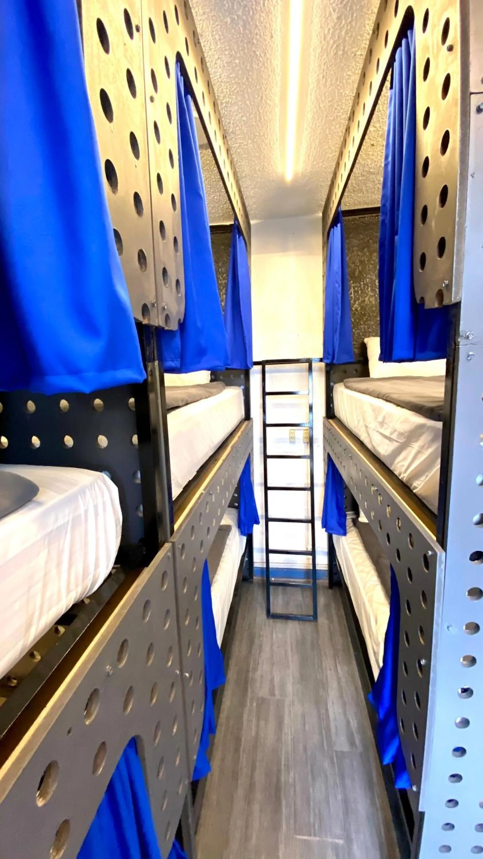 bunk bed in ROOMIES HOSTEL Roma