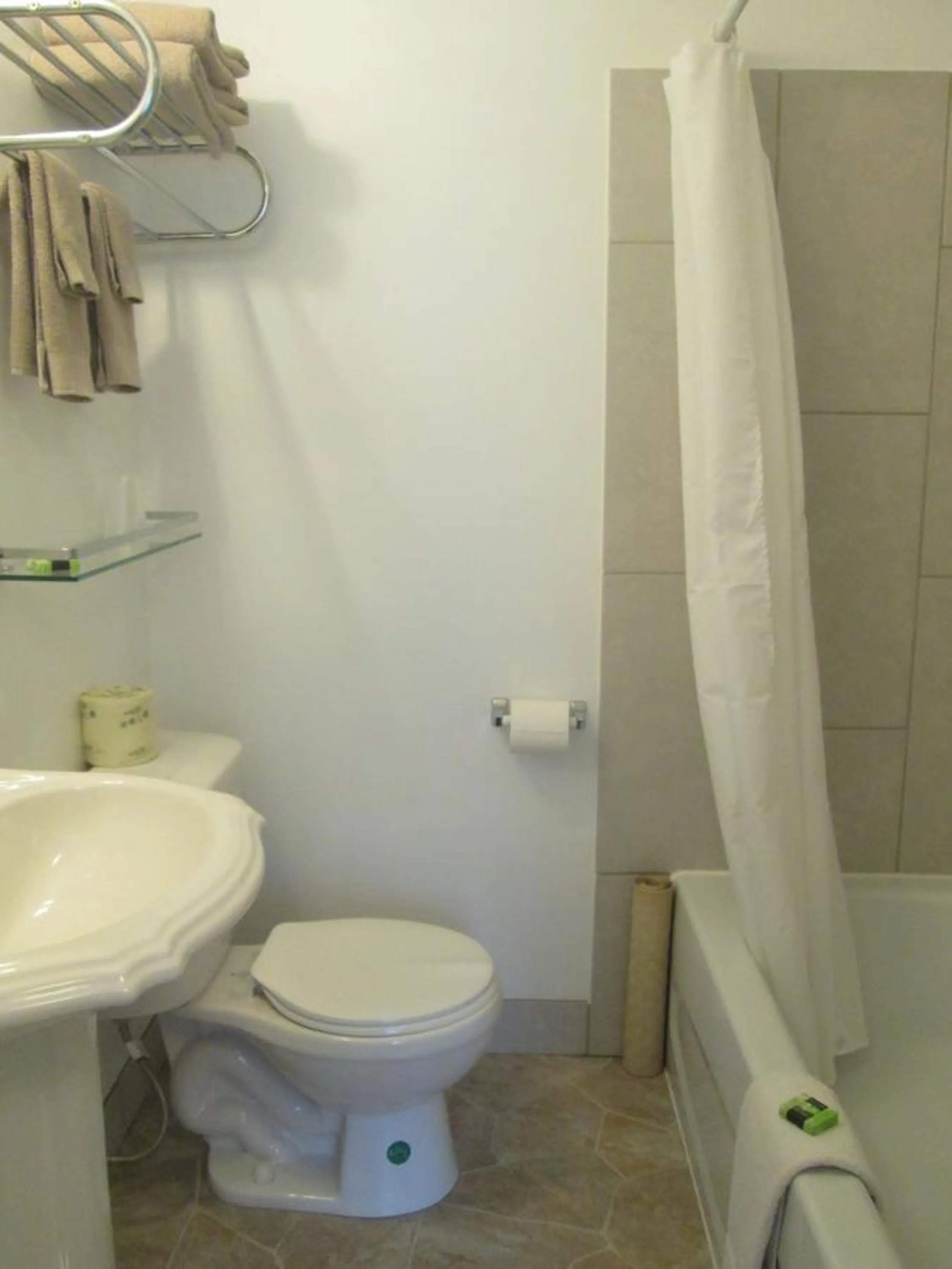 Bathroom in Edgewater Motel and Campground