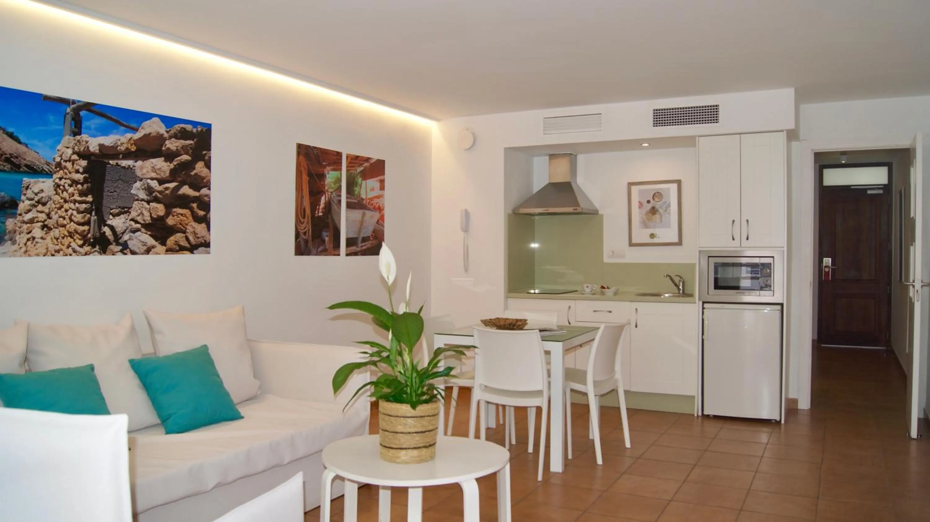 Communal kitchen in Apartamentos Llobet Ibiza