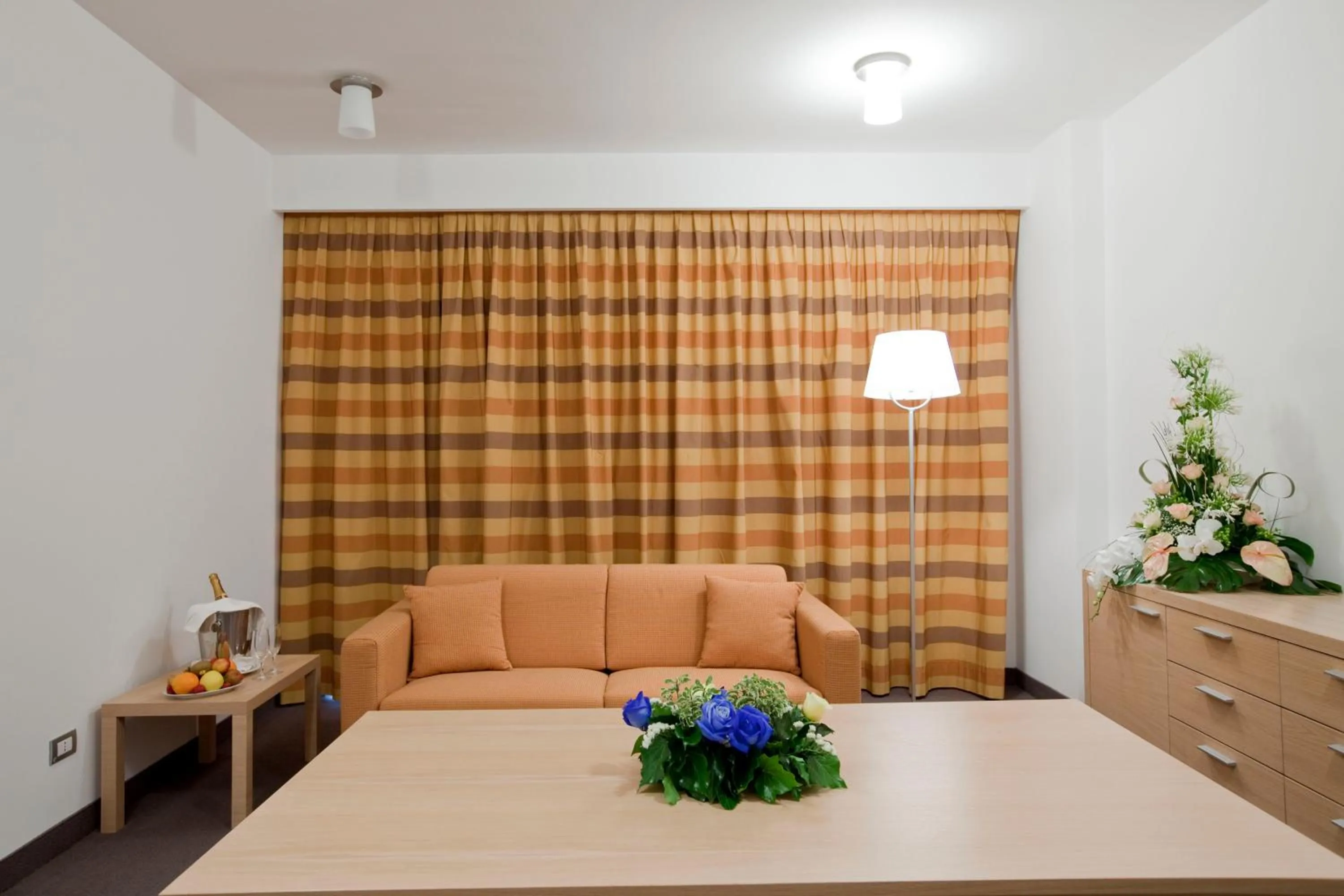 Living room, Bed in Centrum Palace Hotel & Resorts