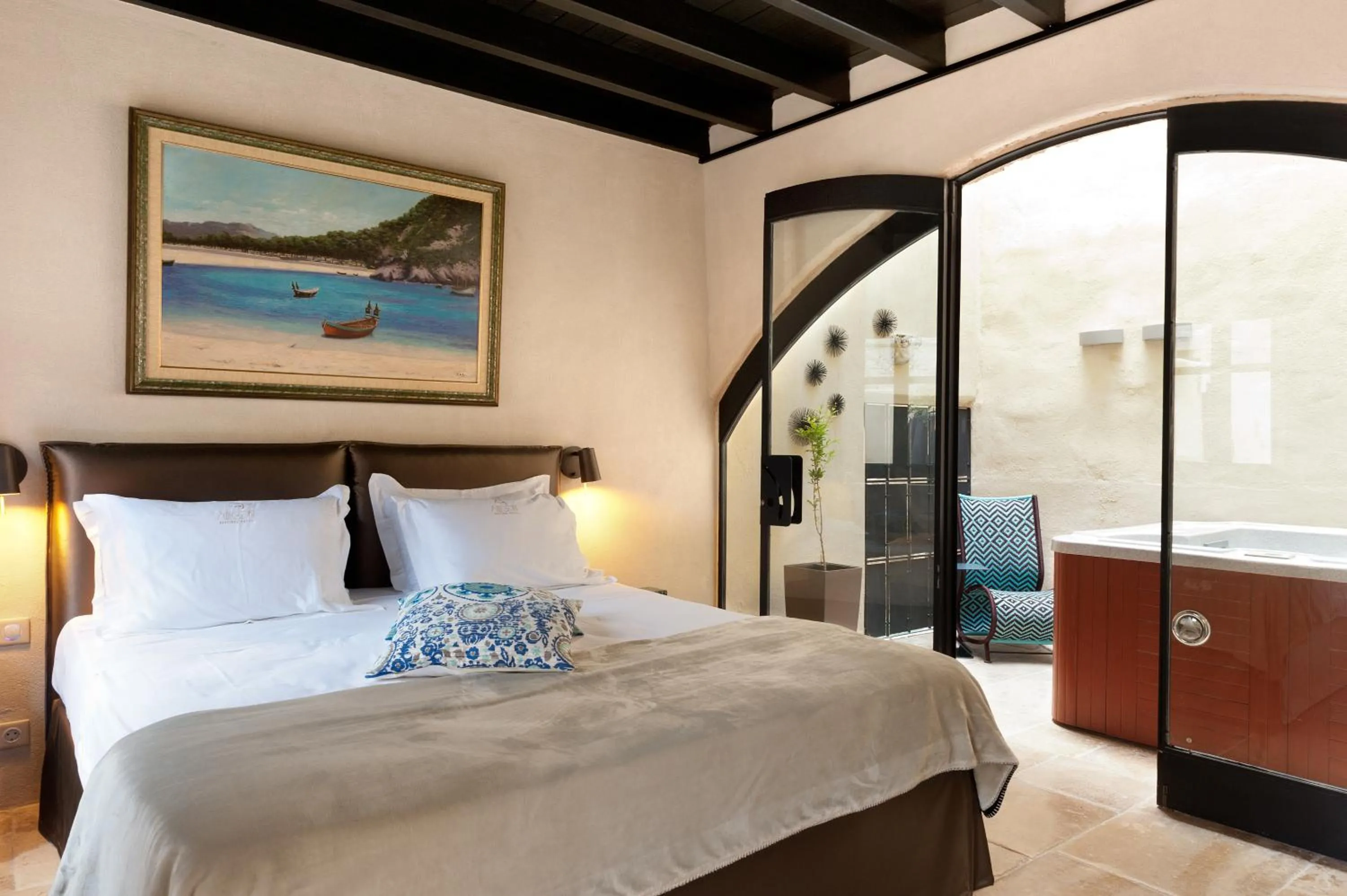 Hot Tub, Bed in Allegory Boutique Hotel