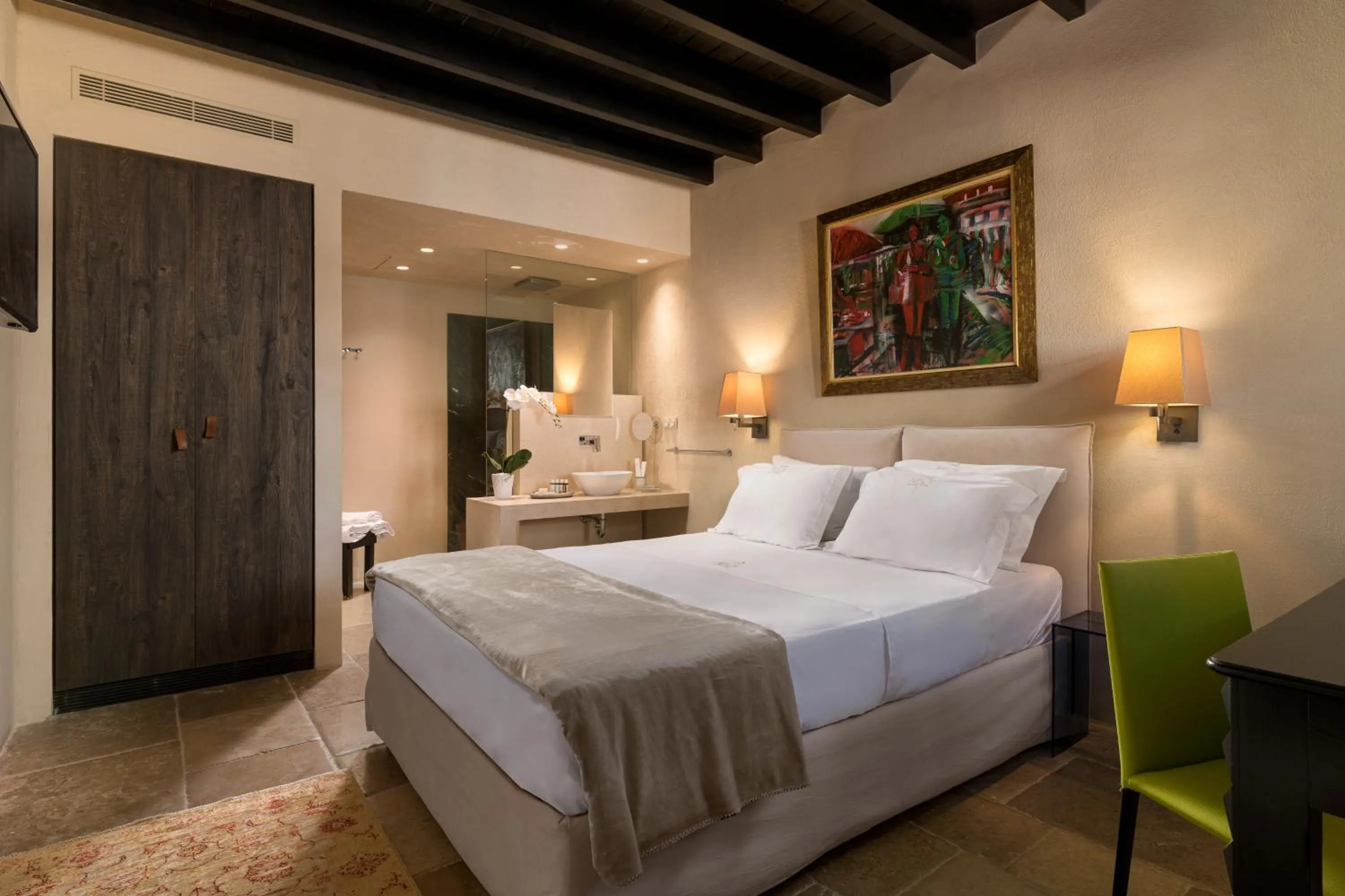 Photo of the whole room, Bed in Allegory Boutique Hotel