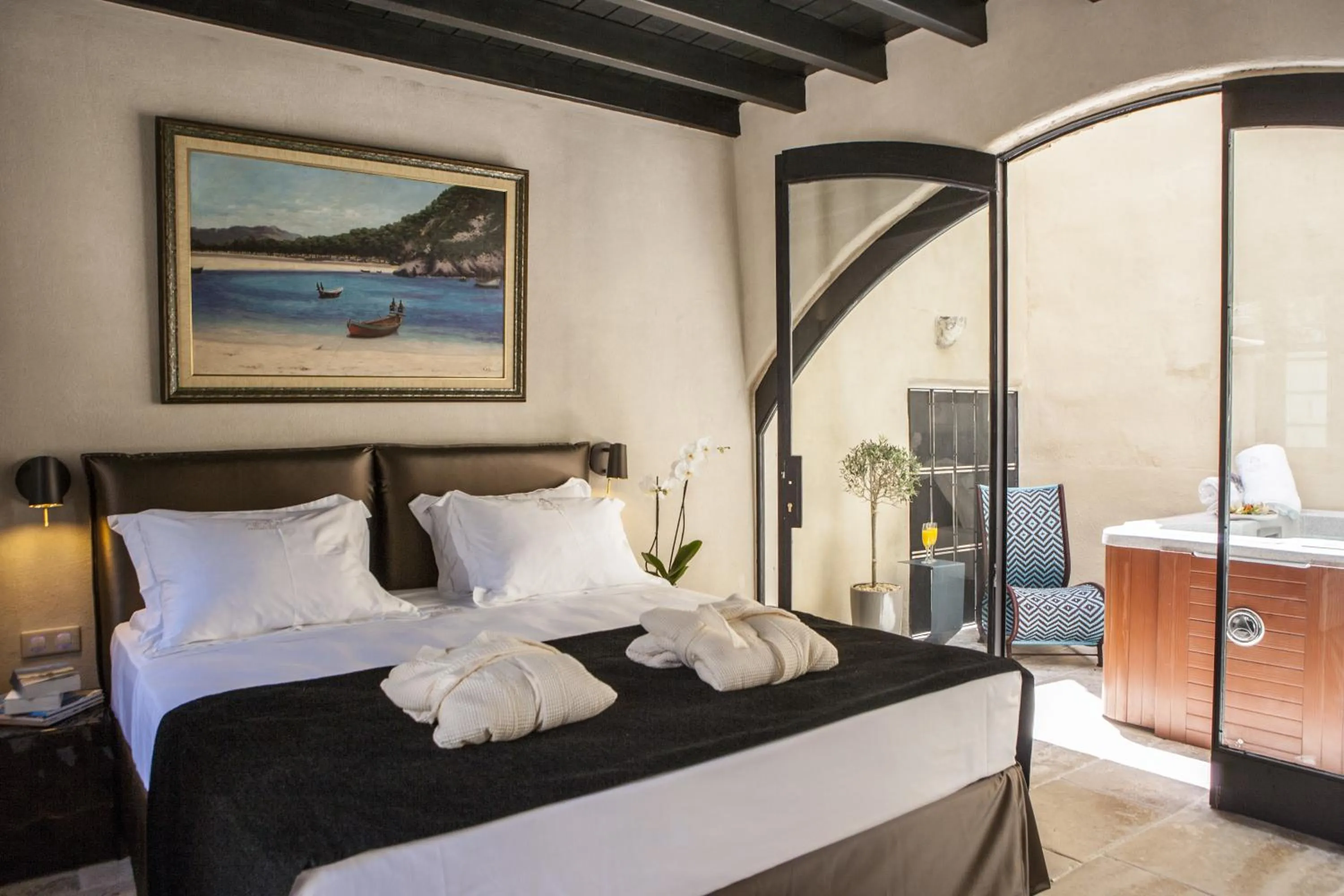 Hot Tub, Bed in Allegory Boutique Hotel