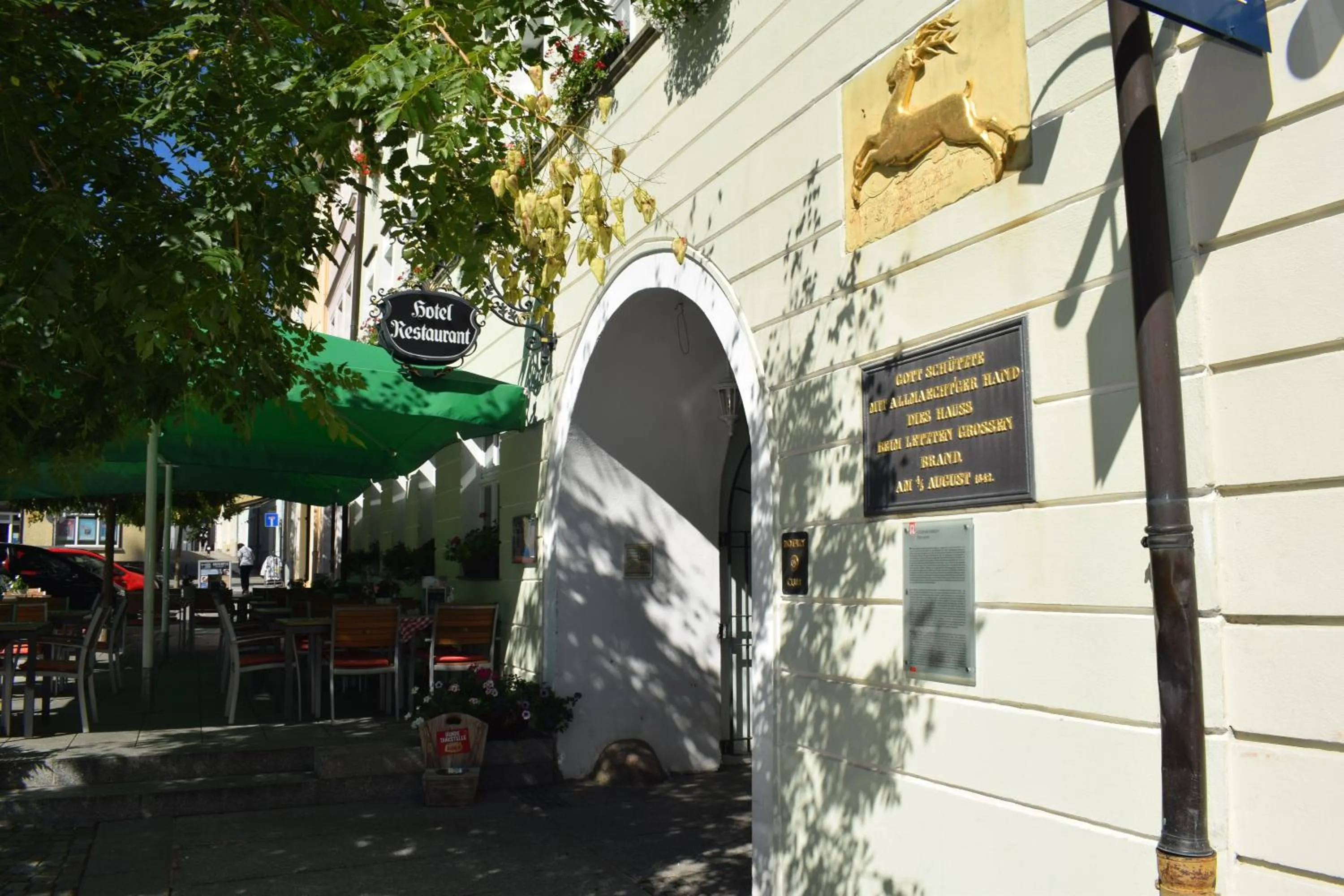 Facade/entrance in Akzent Hotel Goldner Hirsch